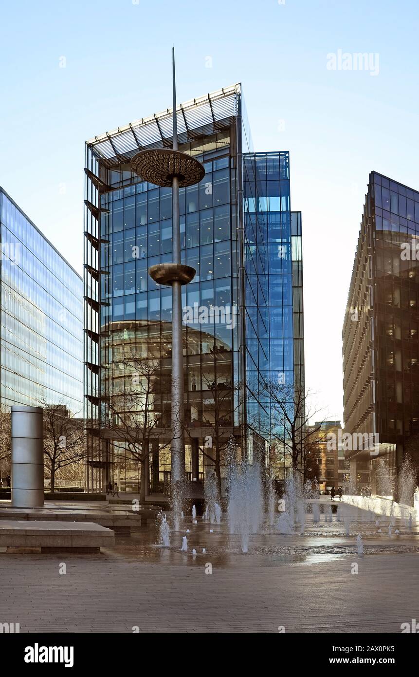 Großbritannien, London, Bürogebäude mit Reflexion des Rathauses Stockfoto
