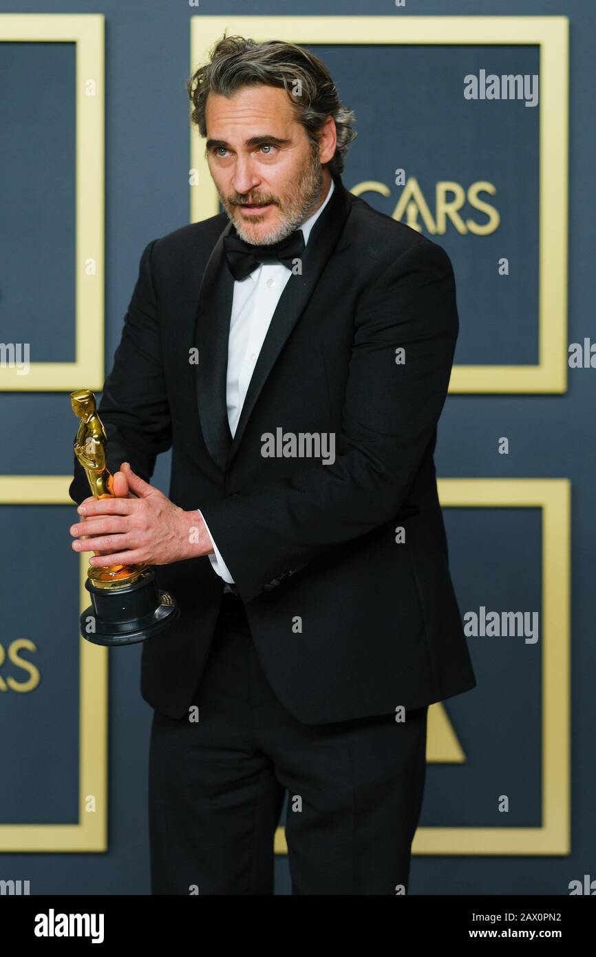 Hollywood, Kalifornien, USA. Februar 2020. Dolby Theatre im Hollywood & Highland Center, Hollywood, Großbritannien. Februar 2020. Joaquin Phoenix posiert mit dem Oscar für Schauspieler In EINER Hauptrolle im Film Joker während der 92. Oscarverleihung 2020 . Bild nach Gutschrift: Julie Edwards/Alamy Live News Stockfoto