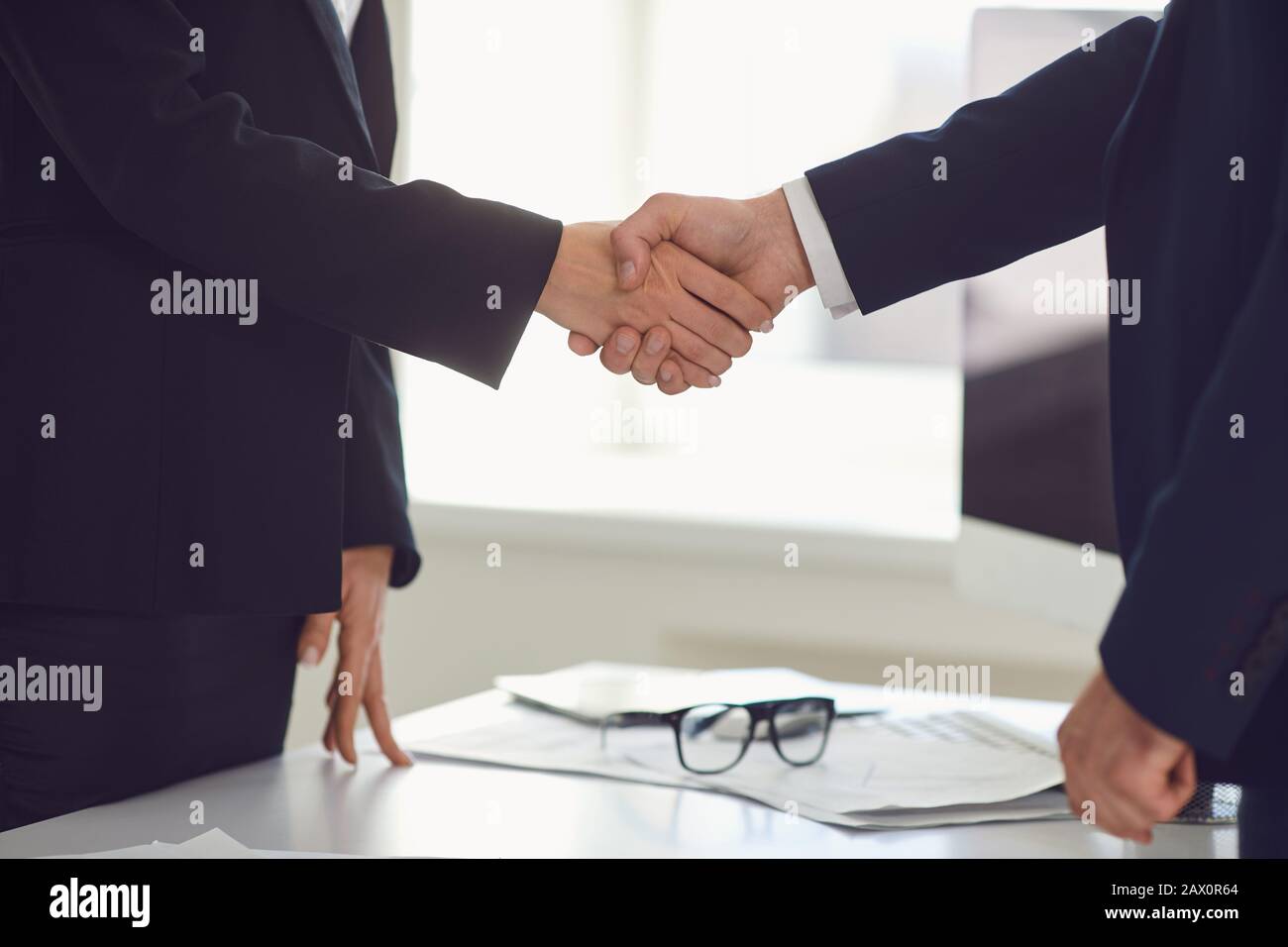 Händedruck von Geschäftsleuten. Geschäftsleute machen im Büro Handschlag. Stockfoto