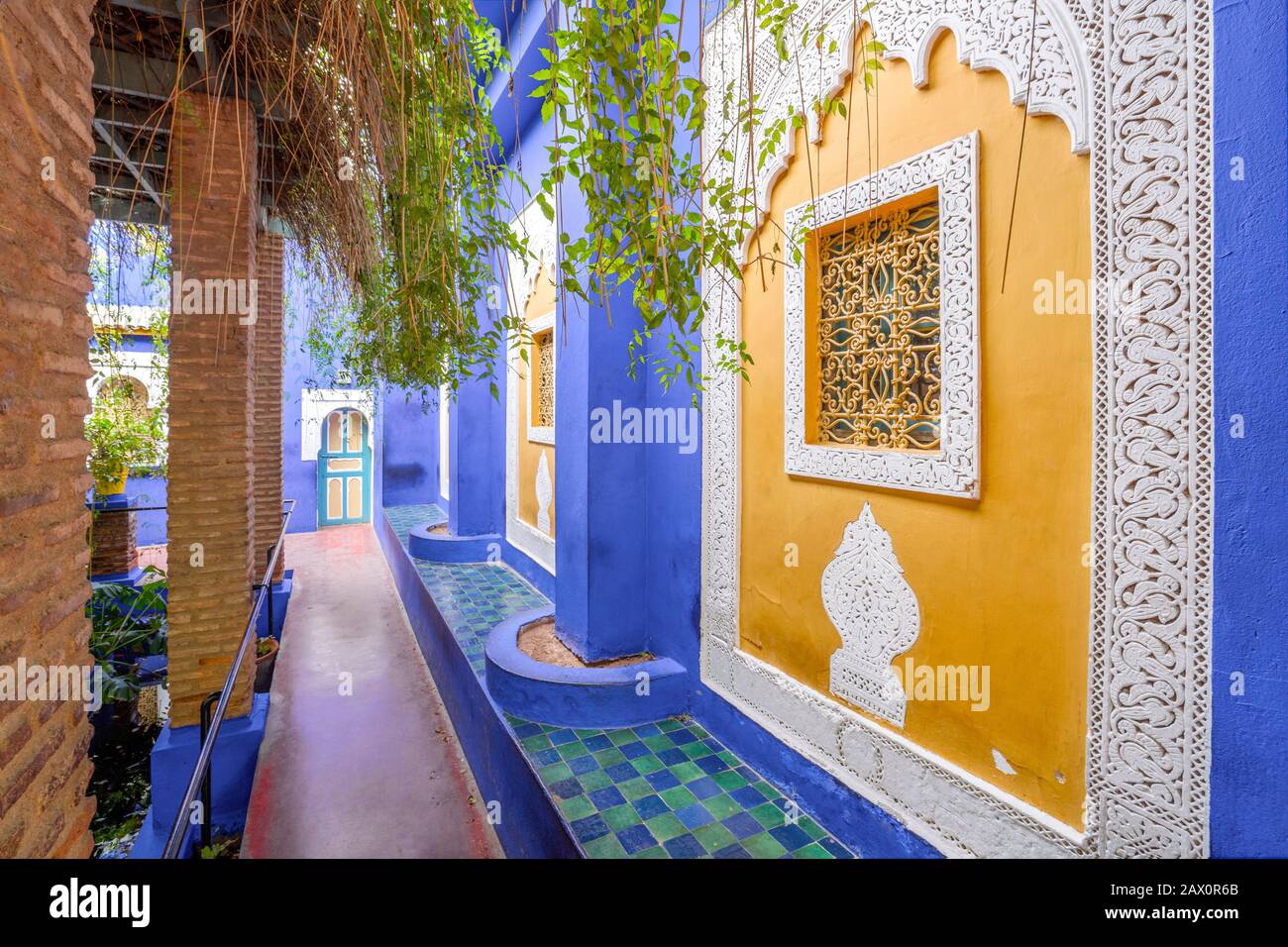 Marrakesch, Marokko - 15. Januar 2020: Bunte Architektur im wunderschönen Majorellengarten, eingerichtet von Yves Saint Laurent i. Stockfoto