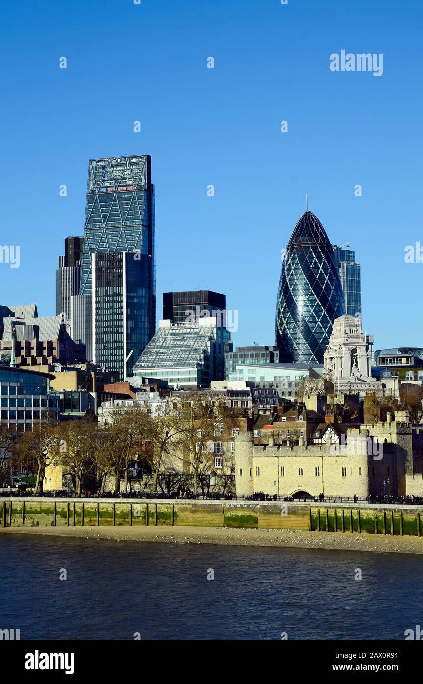 Großbritannien, London, Tower of London mit Dem Wolkenkratzer Gherkin und Leadenhall alias Käsegrater Stockfoto
