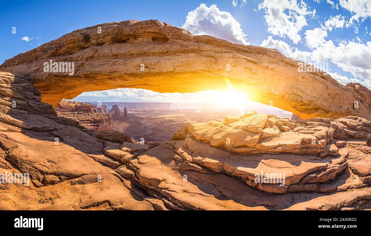 Klassische Ansicht des berühmten Mesa Arch, Symbol des amerikanischen Südwestens, beleuchtet im malerischen goldenen Morgenlicht bei Sonnenaufgang an einem schönen Tag im Sommer Stockfoto