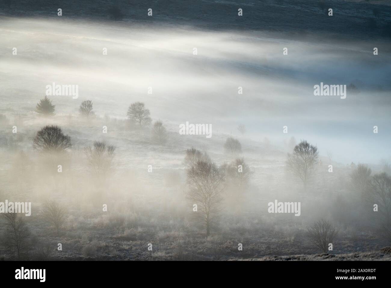 Nebel über Moorflächen in der Nähe der Fylingdales RAF Station auf den North Yorkshire Moors. Stockfoto