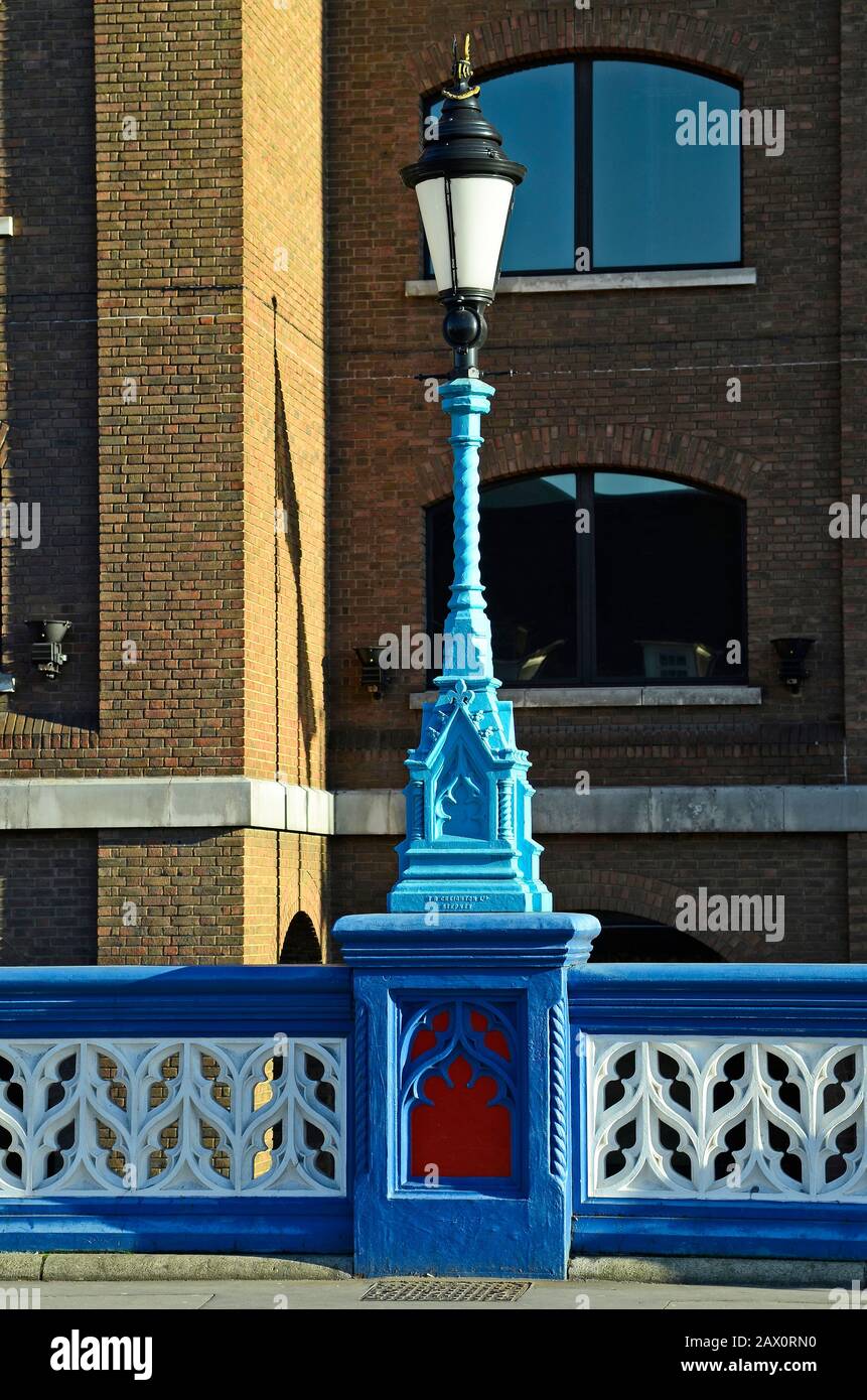 Großbritannien, London, farbenfrohe Laterne auf dem Tower Approach Stockfoto
