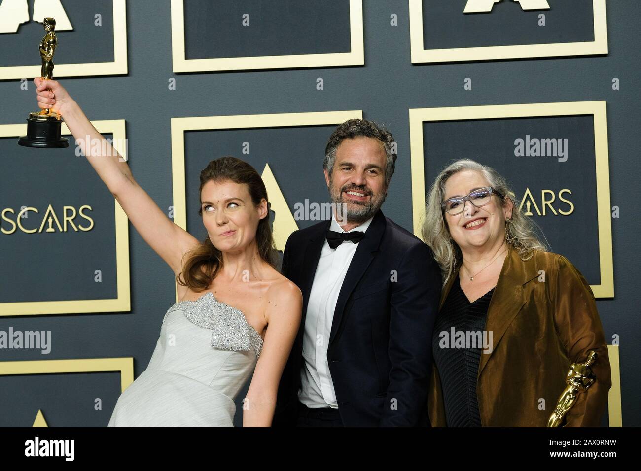 Hollywood, Kalifornien, USA. Februar 2020. Dolby Theatre im Hollywood & Highland Center, Hollywood, Großbritannien. Februar 2020. Carol Dysinger & Elena Andreicheva posiert mit dem Oscar für den Dokumentarfilm (Kurzthema) im Film Learning To Skateboard In A Warzone (If You're A Girl) während der 92. Oscarverleihung 2020. Bild nach Gutschrift: Julie Edwards/Alamy Live News Stockfoto