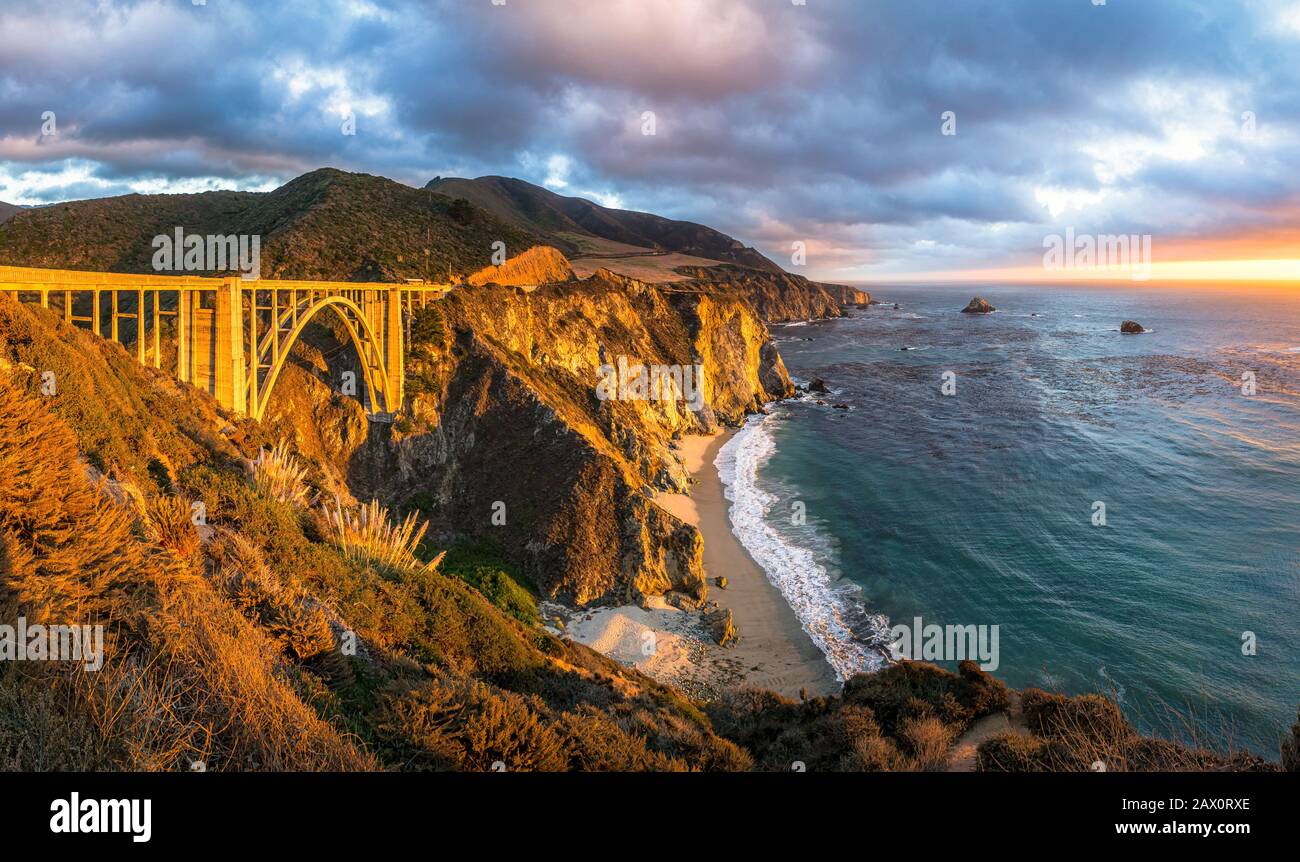 Malerischer Panoramablick auf die historische Bixby Creek Bridge entlang des weltberühmten Highway 1 in wunderschöner goldener Abendbeleuchtung bei Sonnenuntergang, Kalifornien, USA Stockfoto