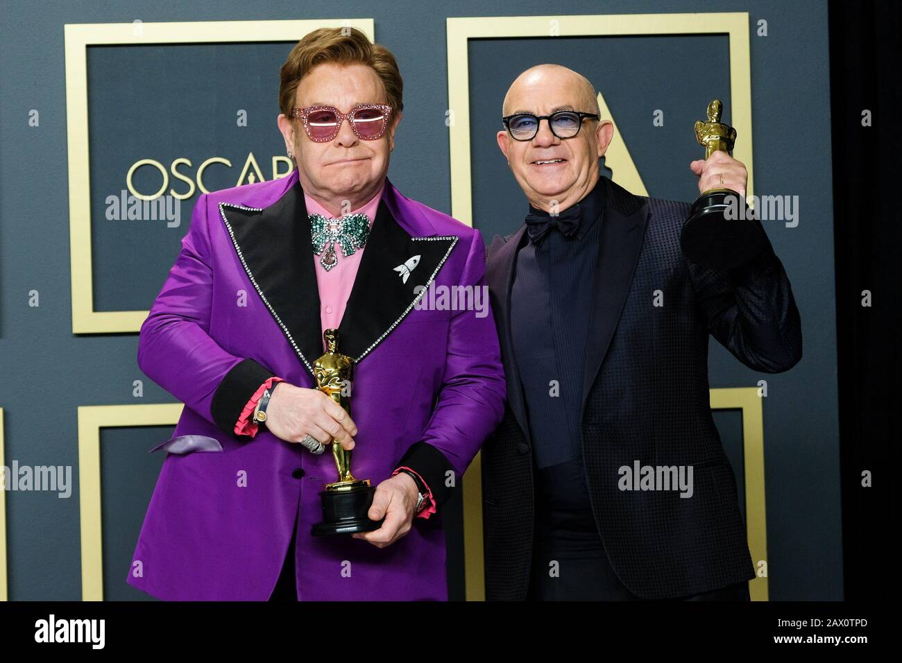 Hollywood, Kalifornien, USA. Februar 2020. Dolby Theatre im Hollywood & Highland Center, Hollywood, Großbritannien. Februar 2020. Elton John und Bernie Taupin posiert mit dem Oscar für Musik (Original Score) im Film Rocketman während der 92. Oscarverleihung 2020. Bild nach Gutschrift: Julie Edwards/Alamy Live News Stockfoto