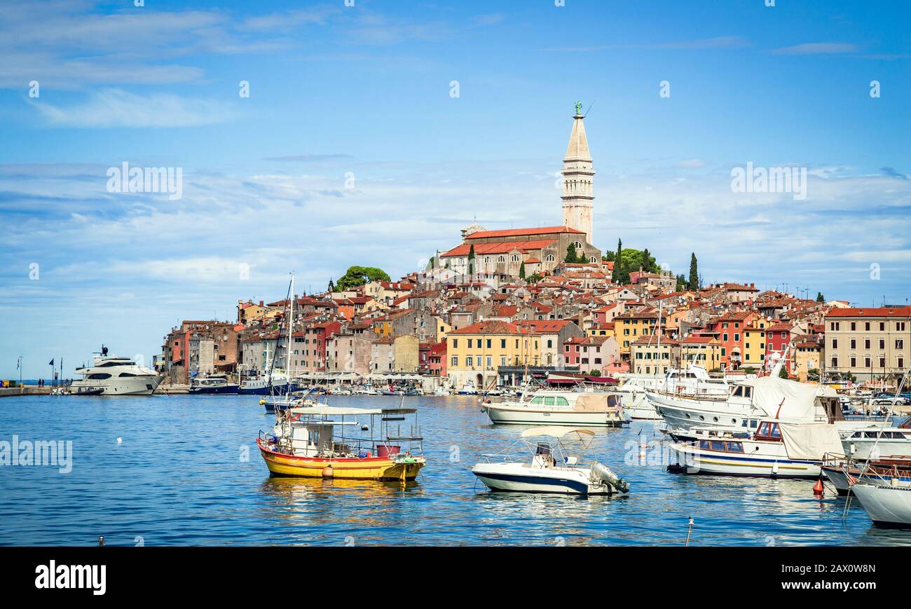 Panoramaaussicht auf die berühmte Altstadt der historischen mittelmeerstadt Rovinj mit geschäftigen Touristenhafen in der Nord-Adria, Istrien, Kroatien Stockfoto