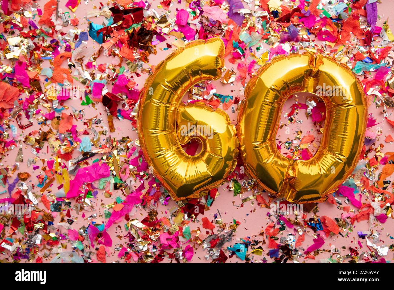 Nummer 60 Goldgeburtstag Ballon auf einem Konfetti-Glitzer-Hintergrund Stockfoto