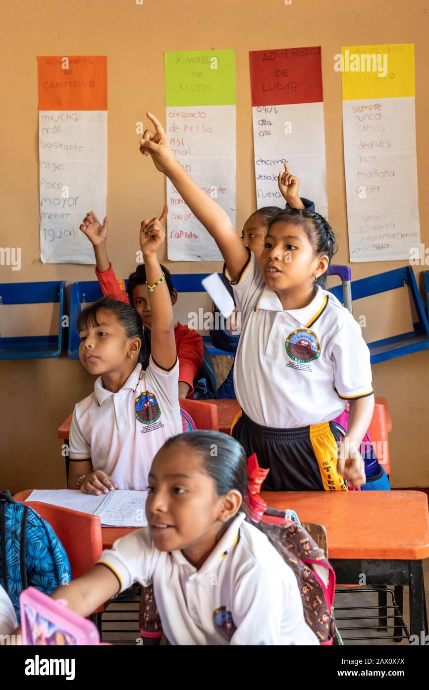 Brisas de Zicatela, Oaxaca, Mexiko - Schüler in einer dritten Mathematikklasse an der Escuela Primaria Tierra y Liberdad, einer Grundschule in der Nähe des Pazifik-Oce Stockfoto