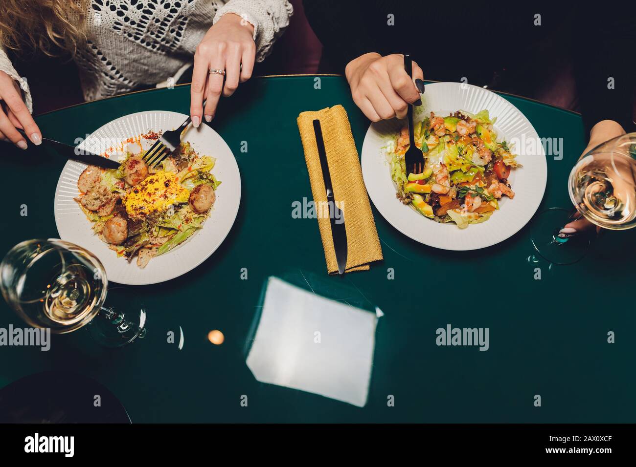 Gegrillter Lachsfisch mit frischem Gemüse auf dem Teller Stockfoto