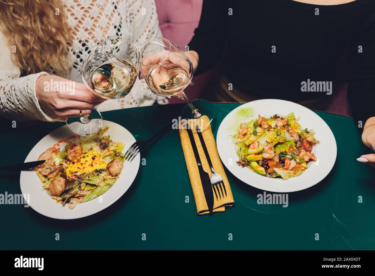 Gegrillter Lachsfisch mit frischem Gemüse auf dem Teller Stockfoto