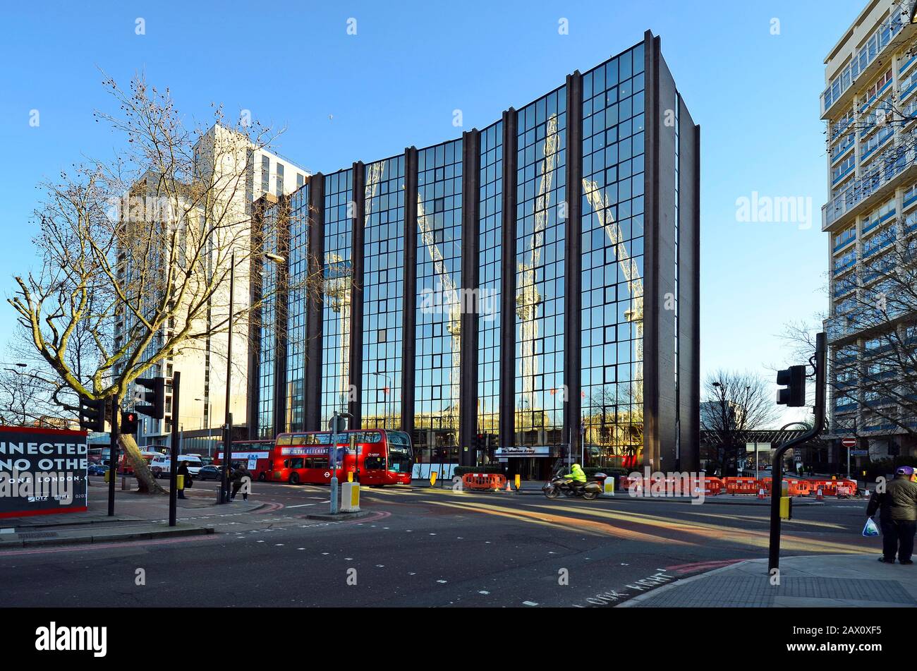 London, Großbritannien - 15. Januar 2016: Gebäude in Southwark mit Spiegelung von Kränen Stockfoto