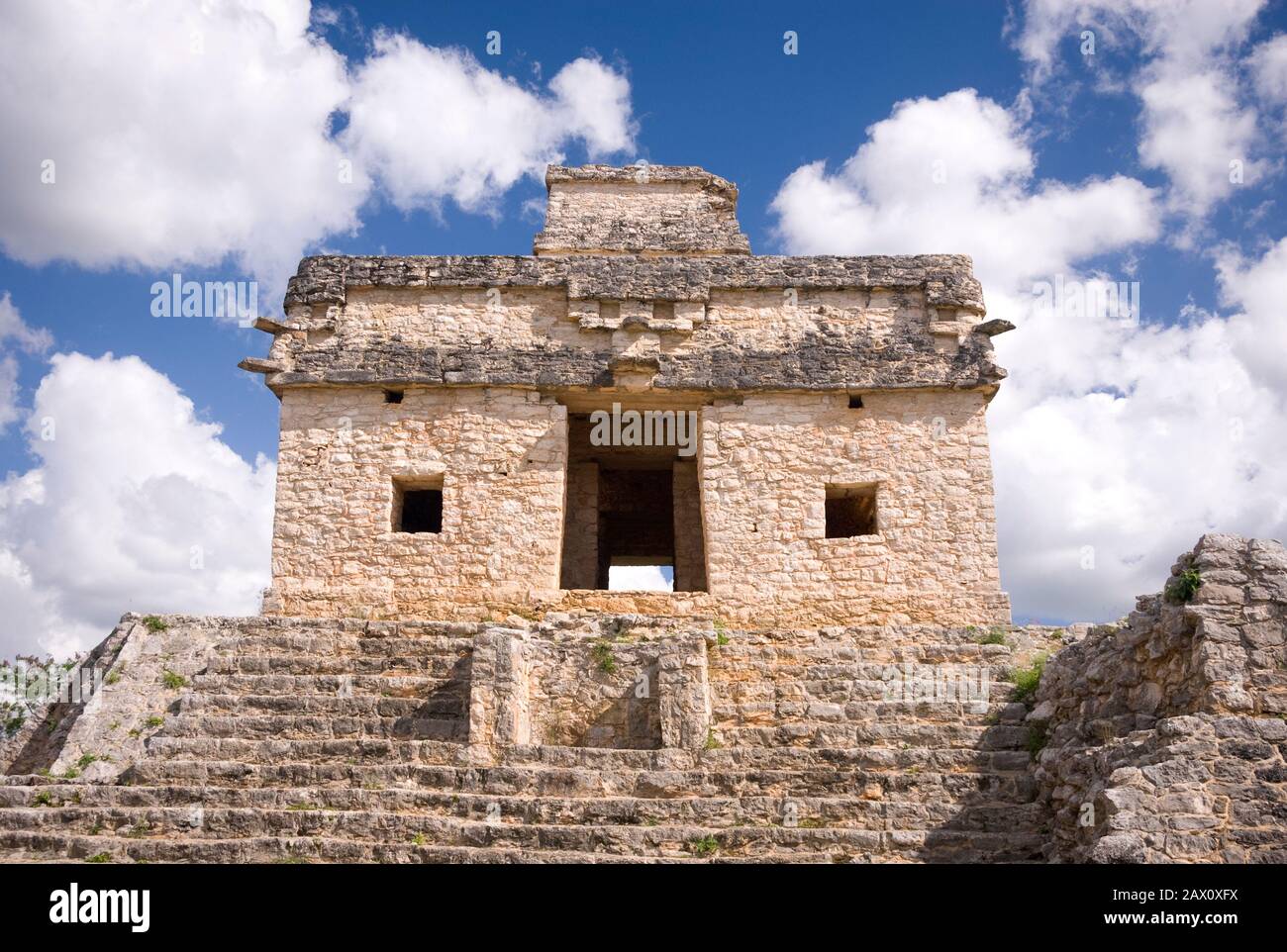 Mexiko - Jan 16 2007: Tempel der Sonne oder Sieben Puppen von SACBE 1 Dzibilchaltún Maya archäologische Stätte in der Nähe von Merida Stockfoto