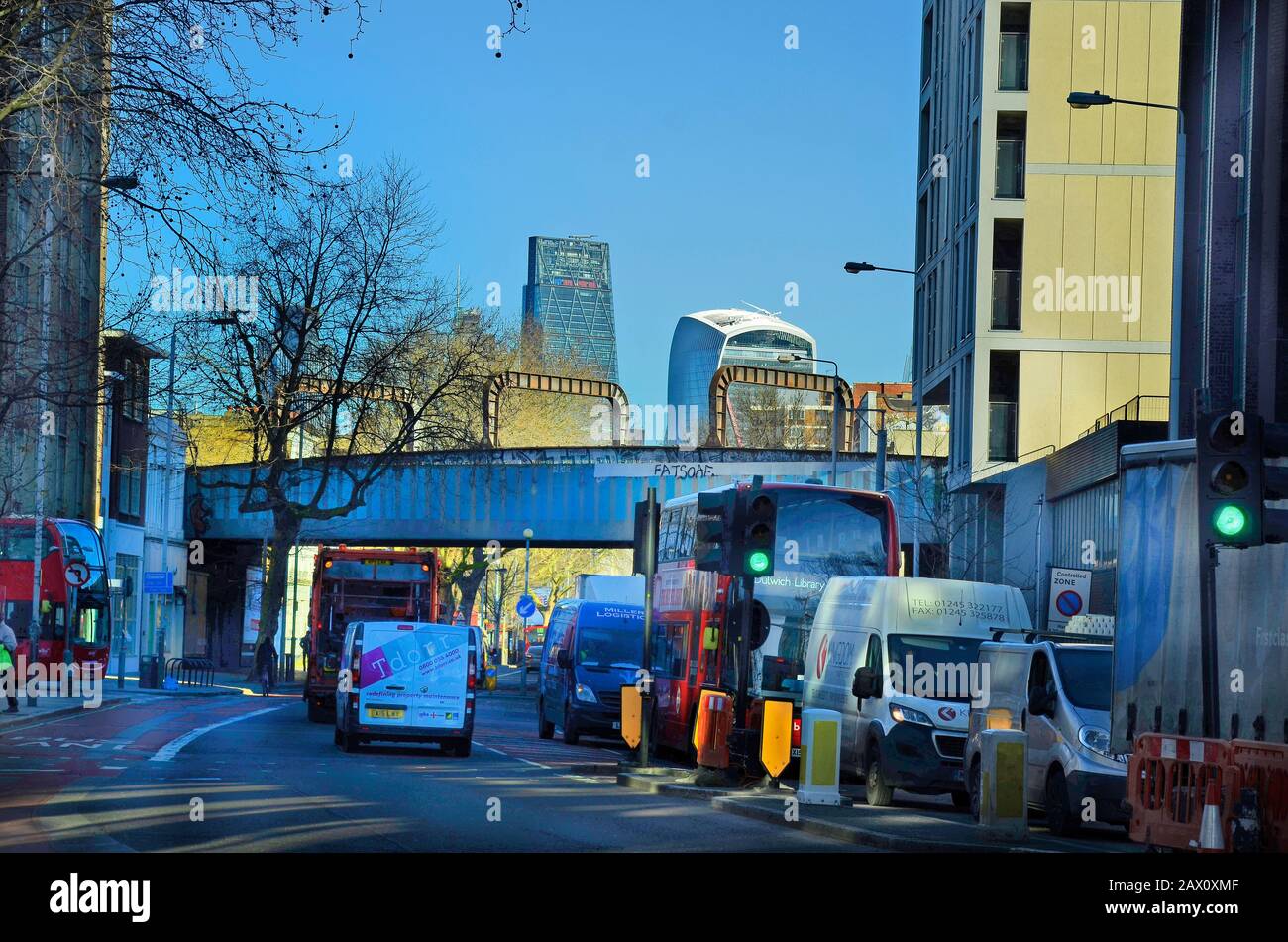 London, Großbritannien - 15. Januar 2016: Unidentifizierte Menschen und Verkehr in Southwark, Eisenbahnbrücke und Cheese Crater und Skygarden Gebäude dahinter Stockfoto