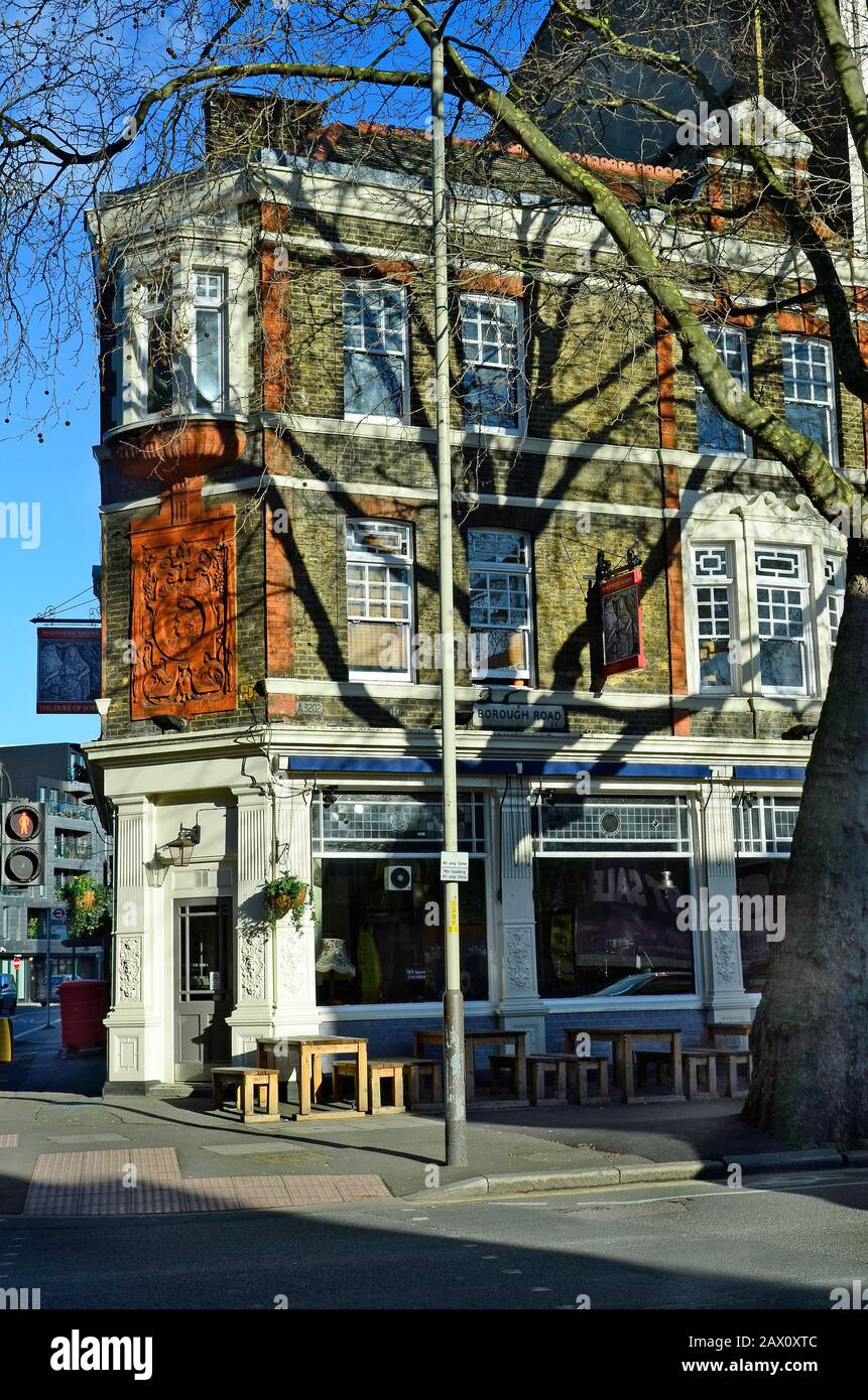 London, Großbritannien - 15. Januar 2016: Gebäude in Southwark mit Pub im Inneren an der Borough Road Stockfoto