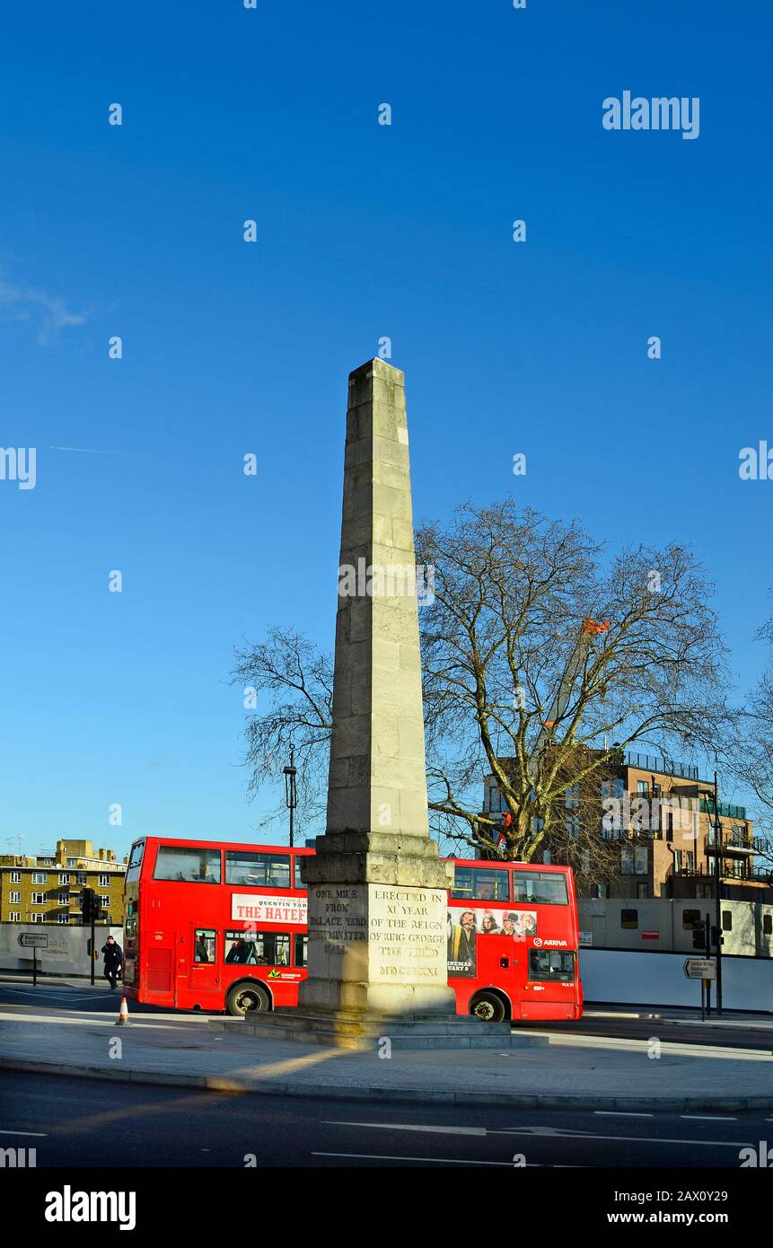 London, Großbritannien - 15. Januar 2016: Kolumne über St. George's Circus mit traditionellem roten Doppeldeckerbus in Southwark Stockfoto