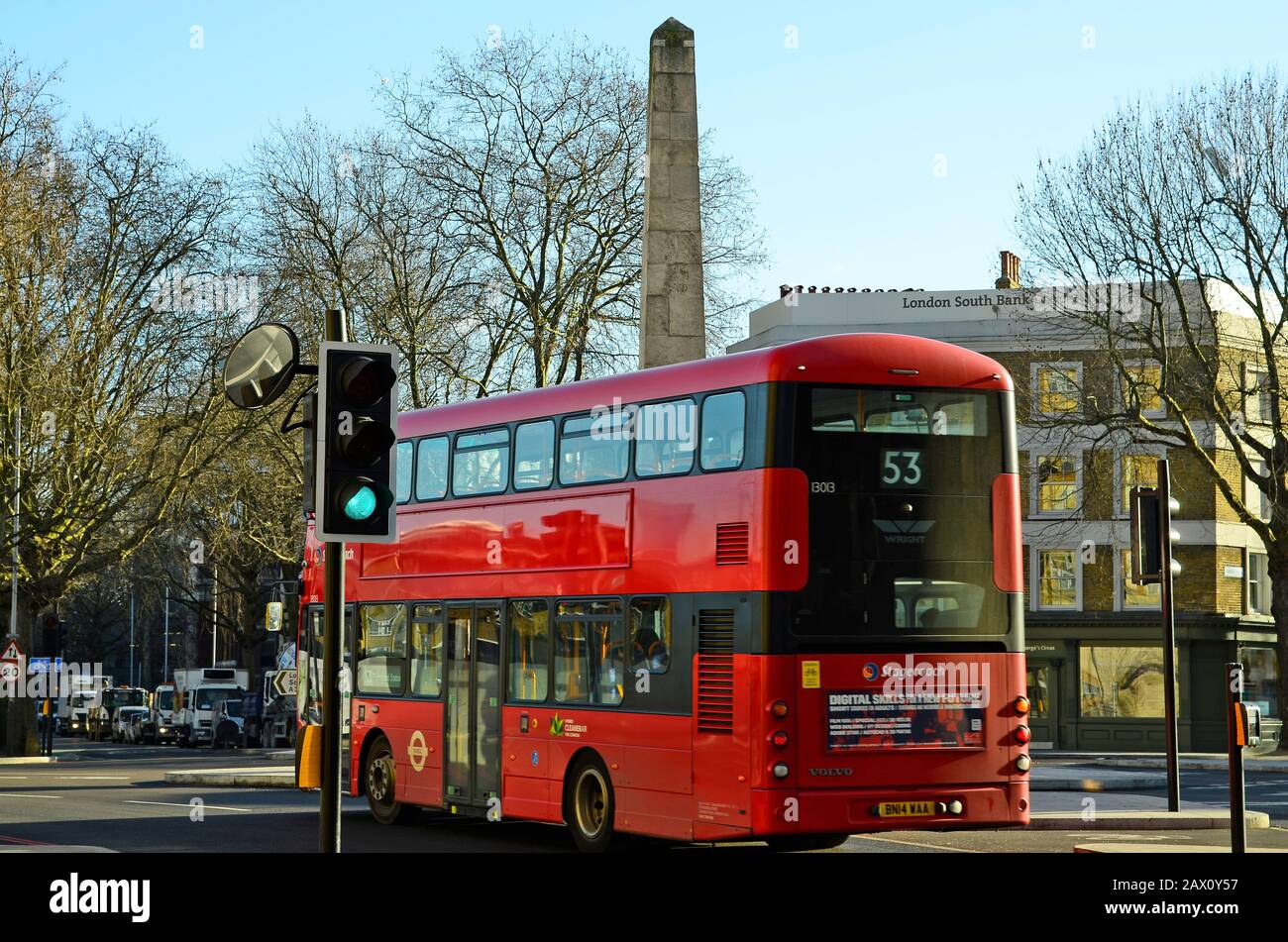 London, Großbritannien - 15. Januar 2016: Kolumne über St. George's Circus mit traditionellem roten Doppeldeckerbus in Southwark Stockfoto