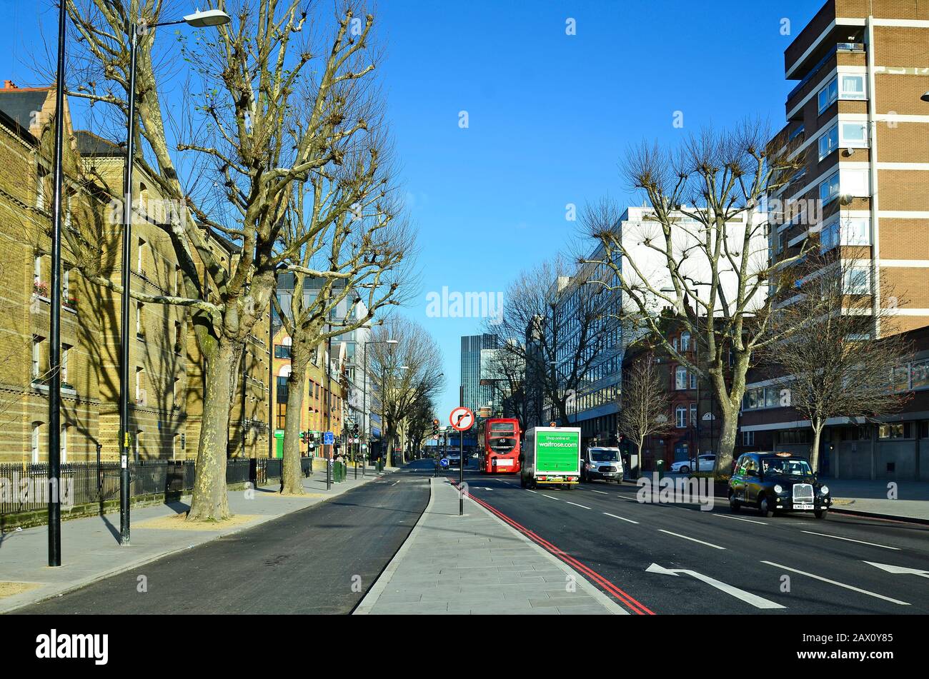 London, Großbritannien - 15. Januar 2016: Gebäude und Verkehr auf der Blackfriars Street in Southwark Stockfoto