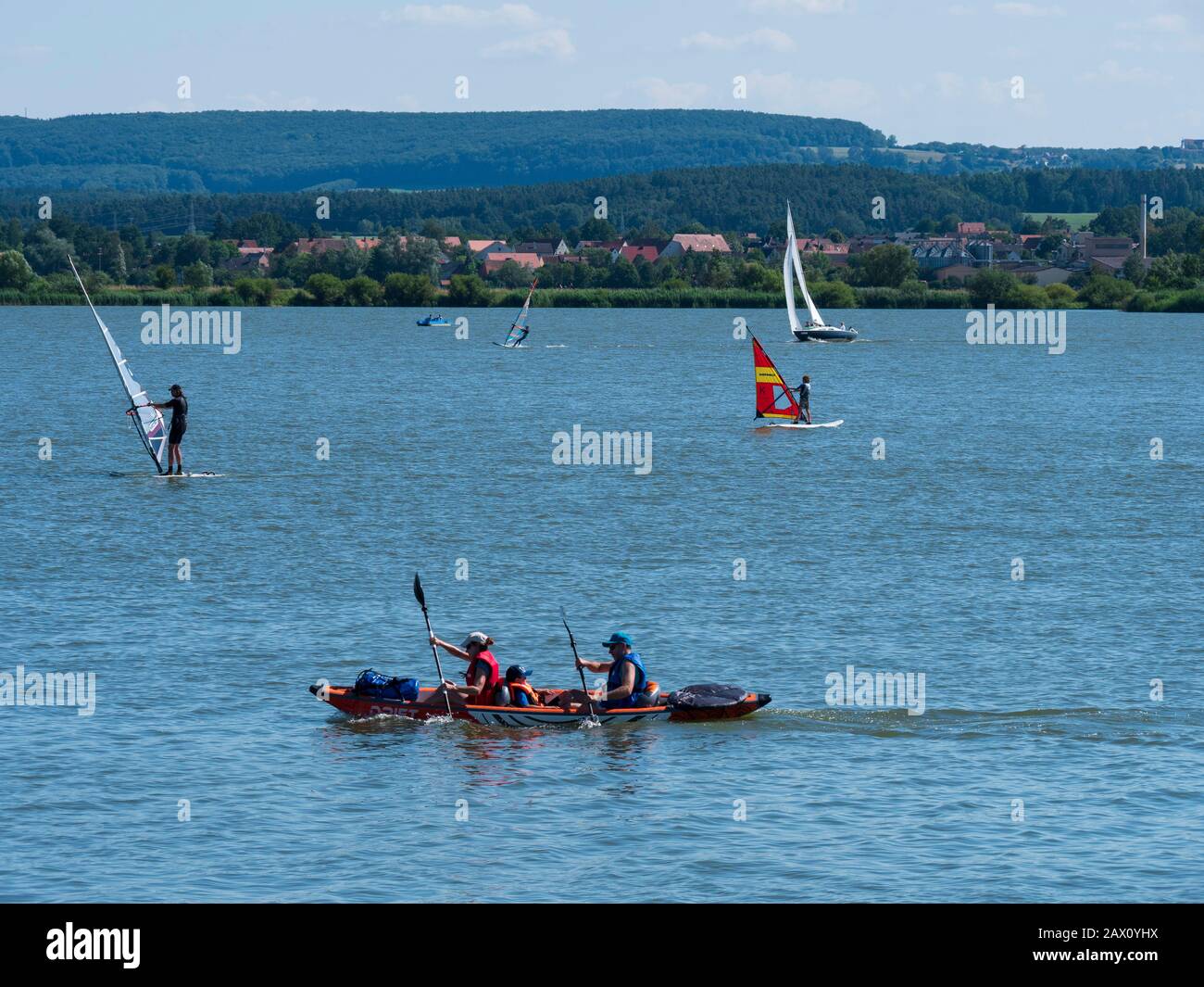 Kajak, Wassersport am Altmühlsee, Altmühltal, Franken, Bayern, Deutschland Wassersport am Altmühlsee, Altmühltal, Franken, Bayern, Deutschland Stockfoto