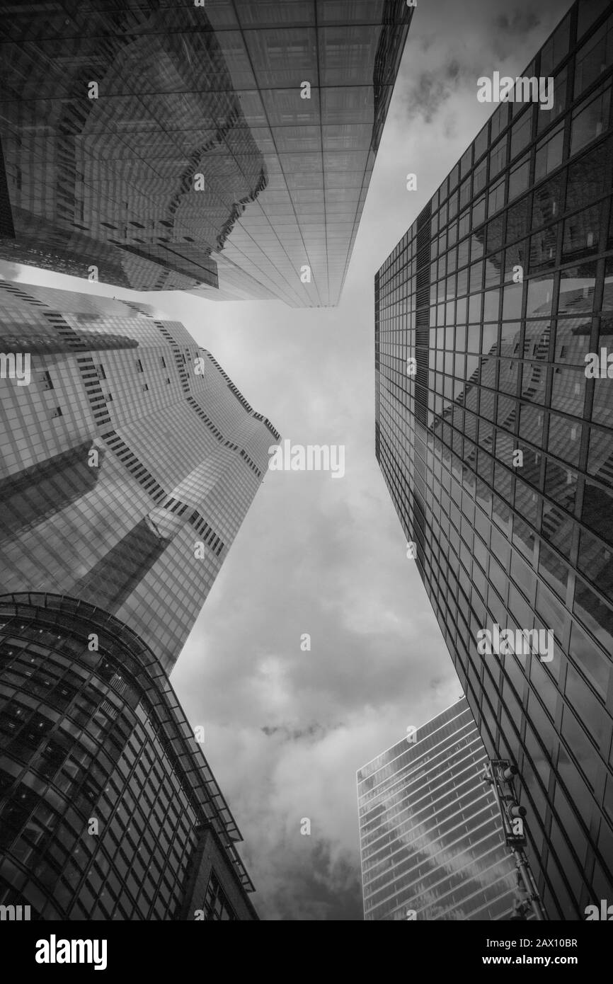 Blick nach oben von Underwelle in der City of London auf die Gebäude um die Straße Stockfoto