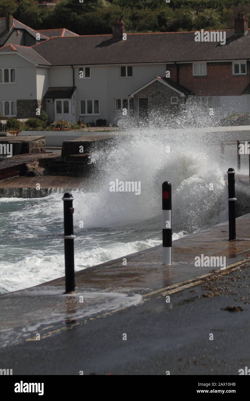 Brechende Wellen, Cornwall Stockfoto