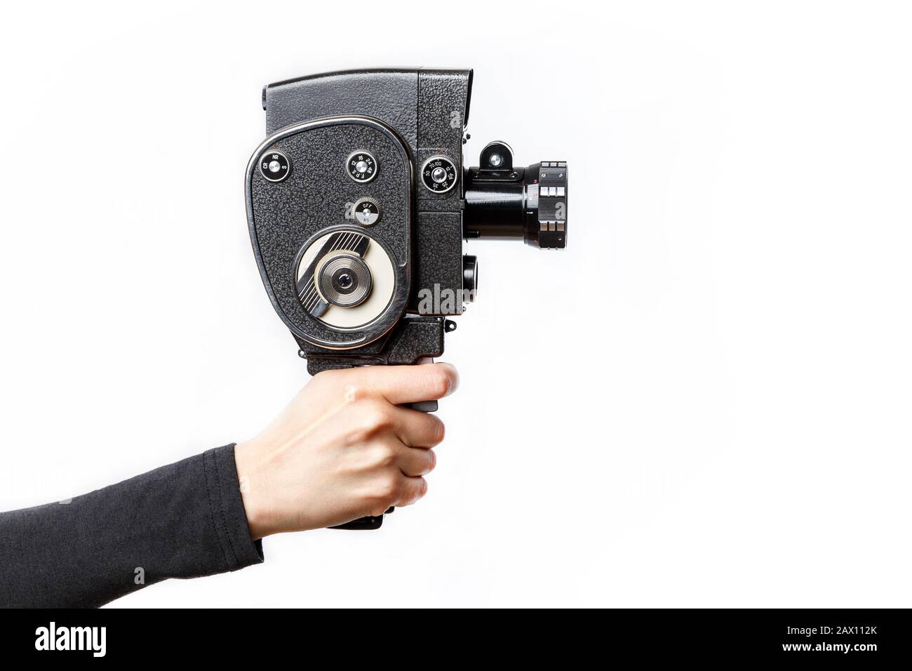 Weibliche Hand hält die alte 8-mm-Filmkamera isoliert auf weißem Hintergrund Stockfoto