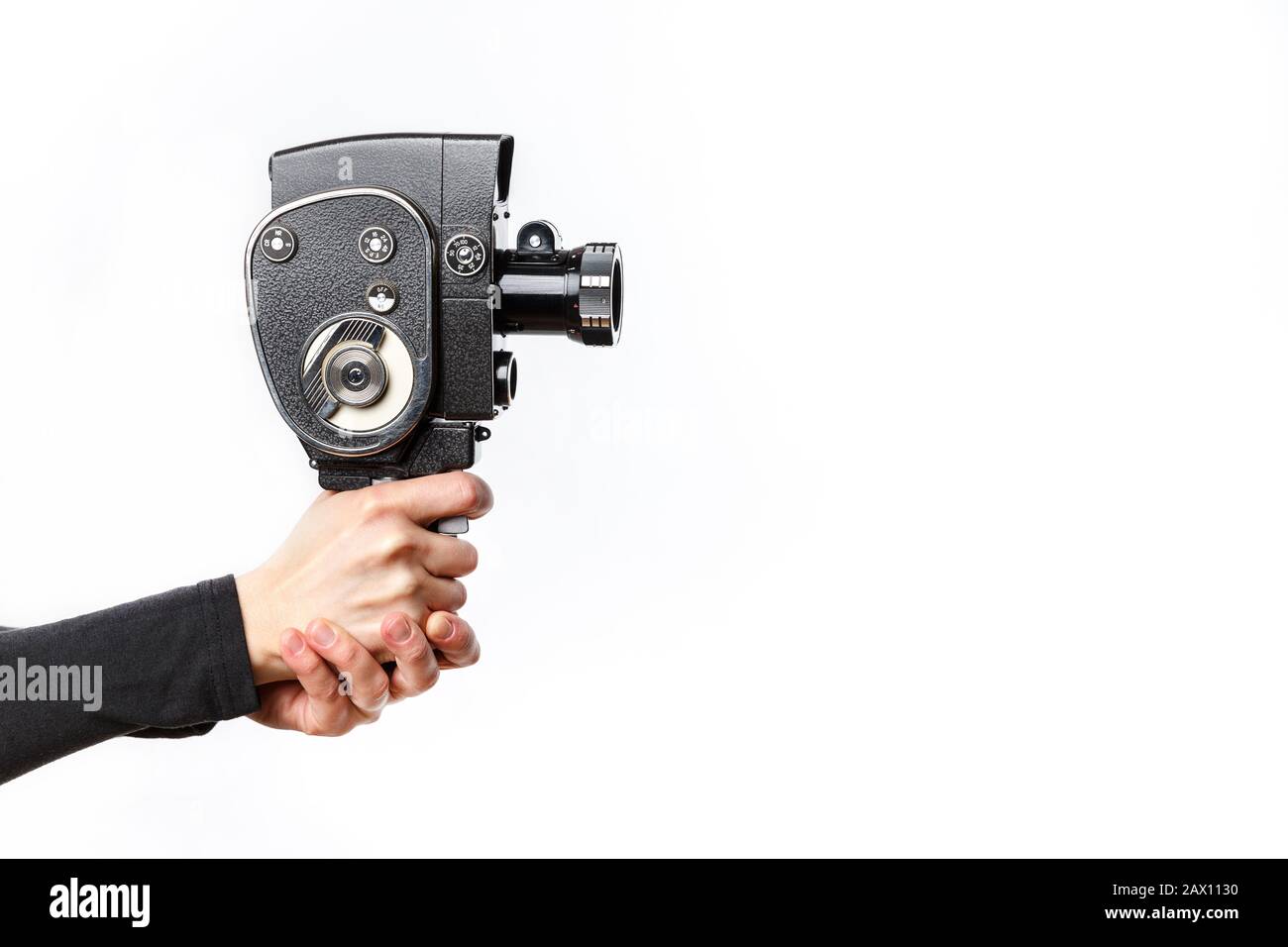 Weibliche Hand hält die alte 8-mm-Filmkamera isoliert auf weißem Hintergrund Stockfoto