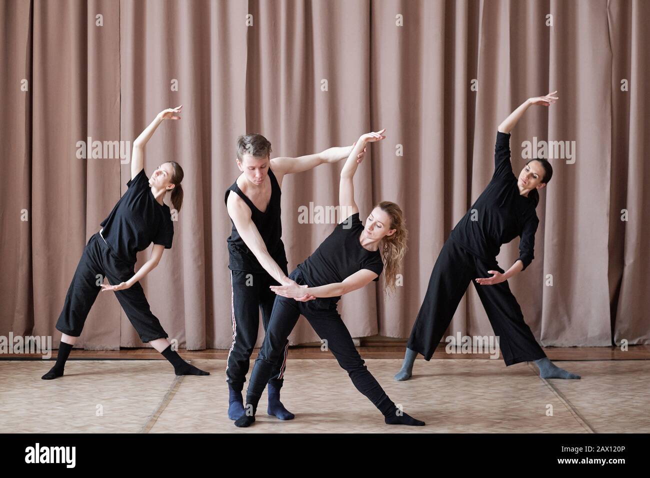 Professionelle zeitgenössische Tänzer arbeiten an neuen Tanzbewegungen im Studio, horizontaler Schuss Stockfoto