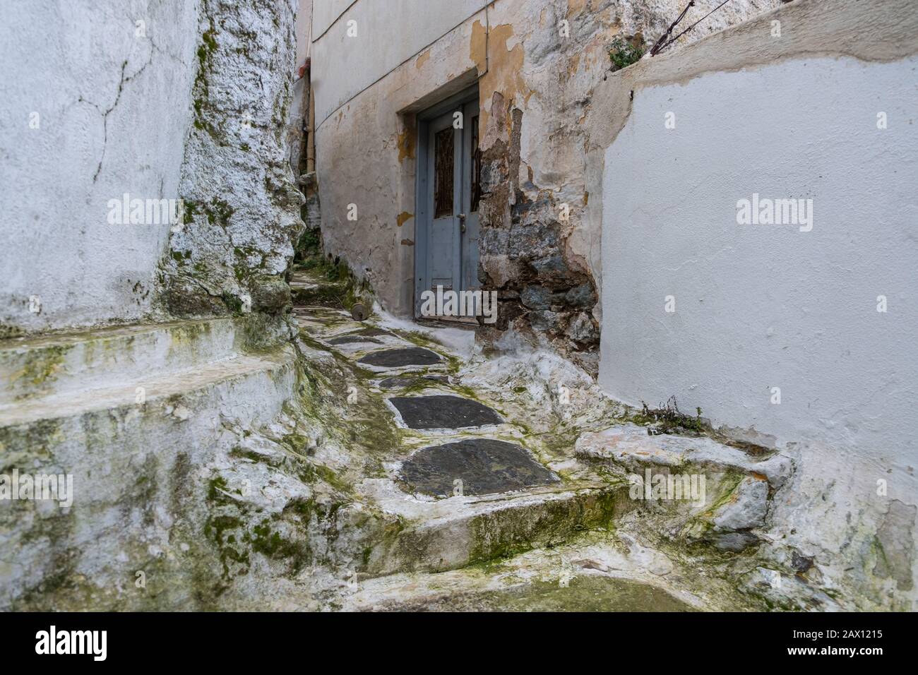Griechenland, Insel Tzia Kea. Ioulis Hauptstadt schmale Straße mit Treppen und traditionellen Steinmauern Stockfoto