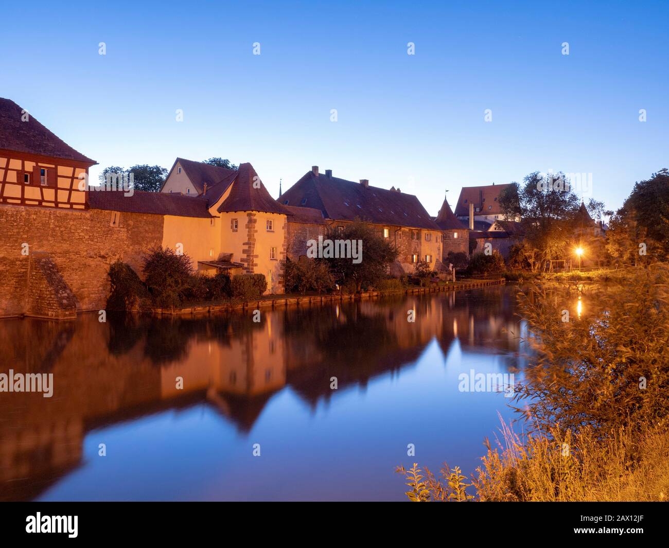 Weißenburg, Stadtmauer am Seeweiher, Dämmerung, Franken, Bayern, Deutschland, Weißenburg, Stadtwall Seeweiher, Blaue Stunde, Franken, Bayern, Deutschland Stockfoto