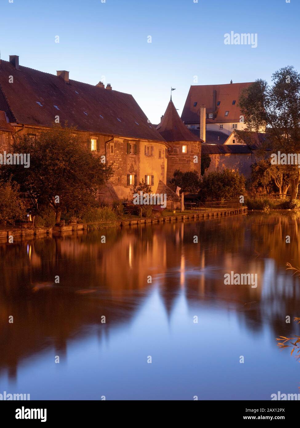 Weißenburg, Stadtmauer am Seeweiher, Dämmerung, Franken, Bayern, Deutschland, Weißenburg, Stadtwall Seeweiher, Blaue Stunde, Franken, Bayern, Deutschland Stockfoto