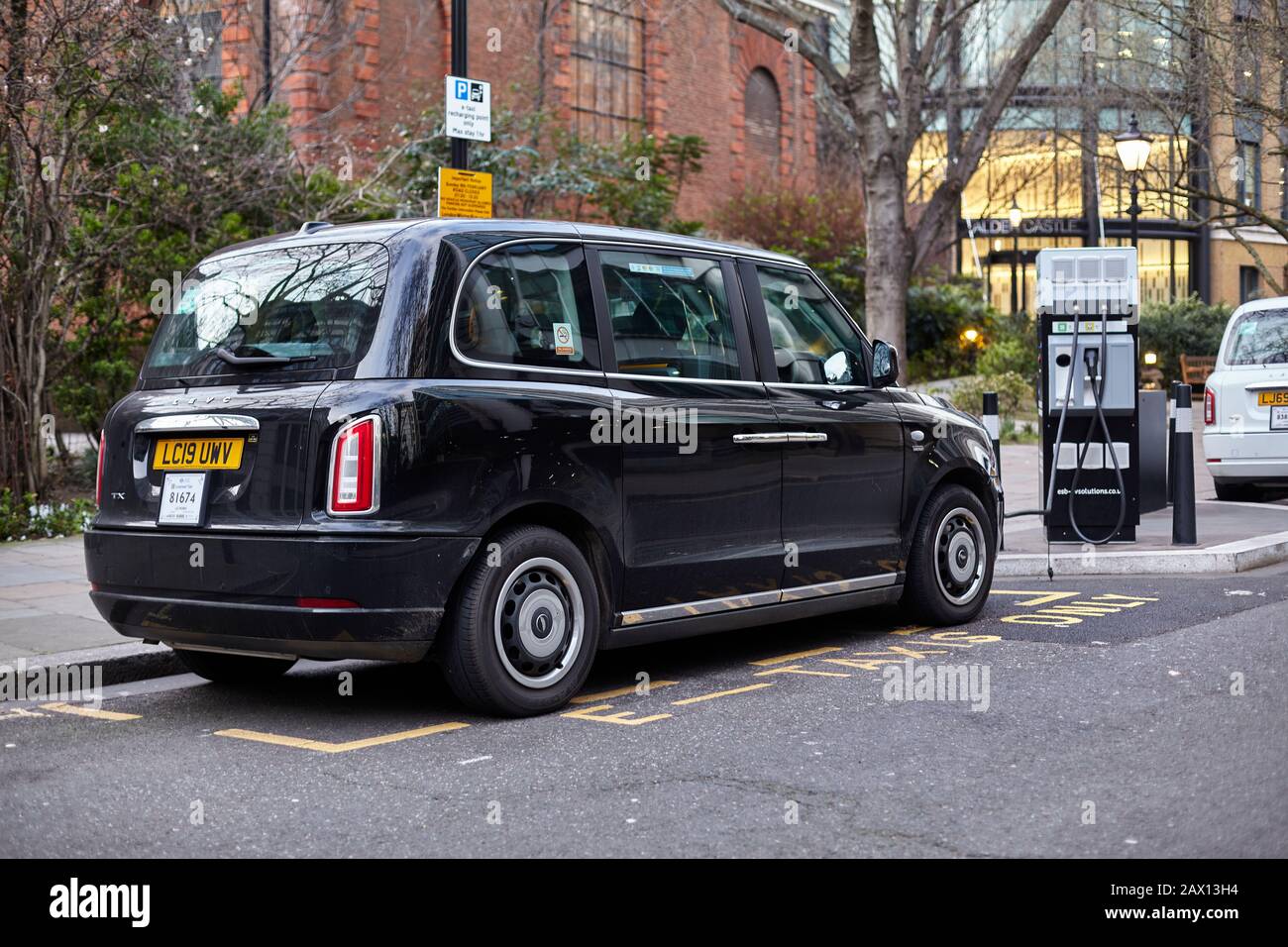 London Black Cab, TX Electric Taxi von LEVC an einer RAPD Electric Charging Point Central London. Stockfoto