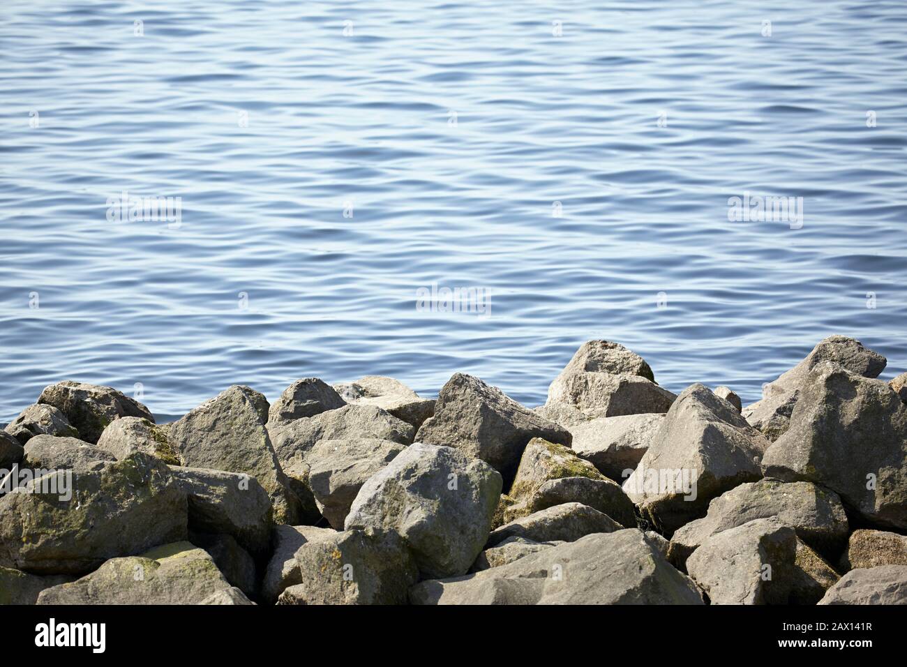 Ijsselmeer Lake in den Niederlanden und Wasserabwehr aus Basaltstein. Stockfoto