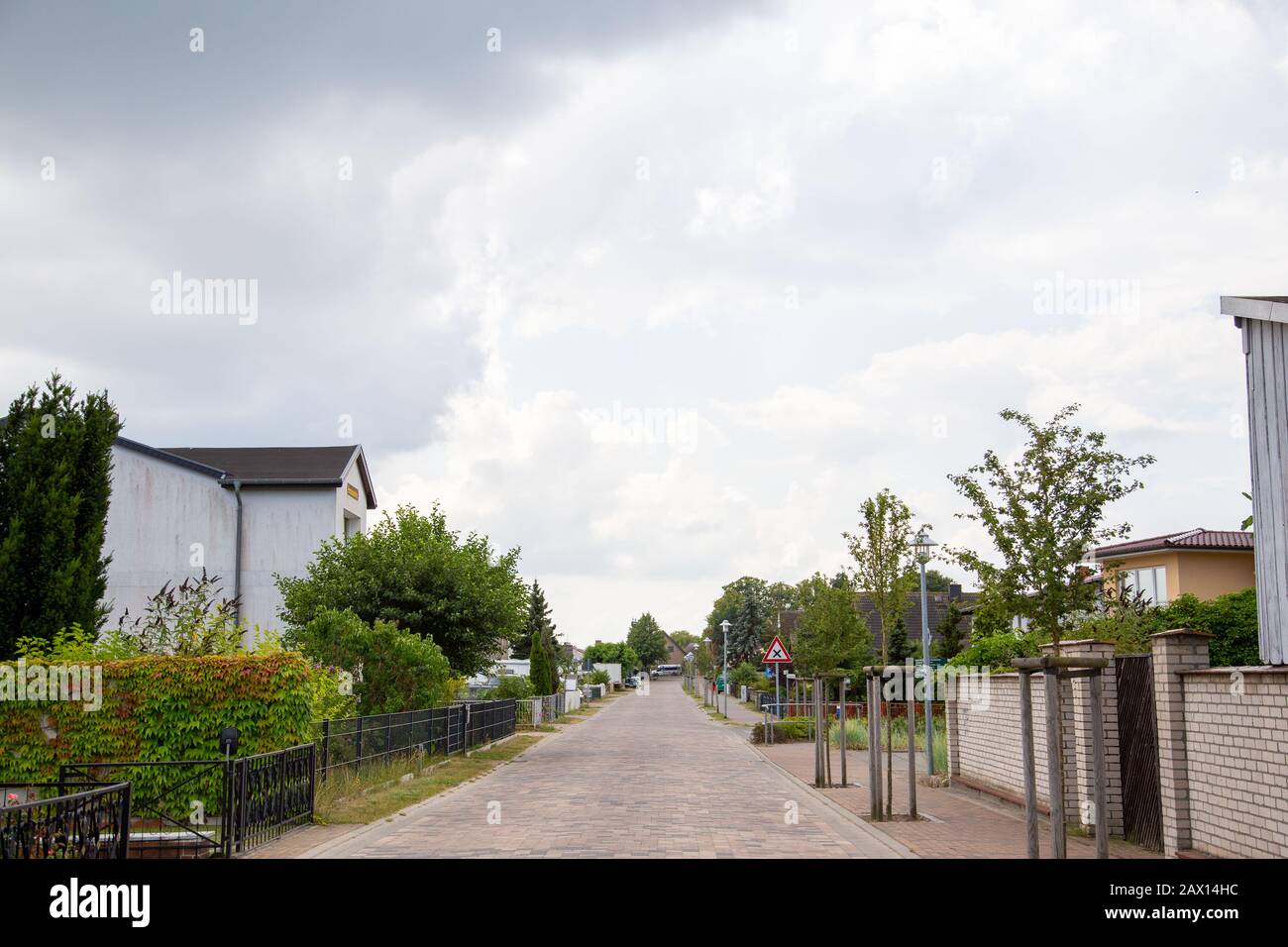 Eine Straße im kleinen Badeort Zempin auf der Insel Usedom in wunderbarer Ruhe an einem sonnigen Tag. Stockfoto