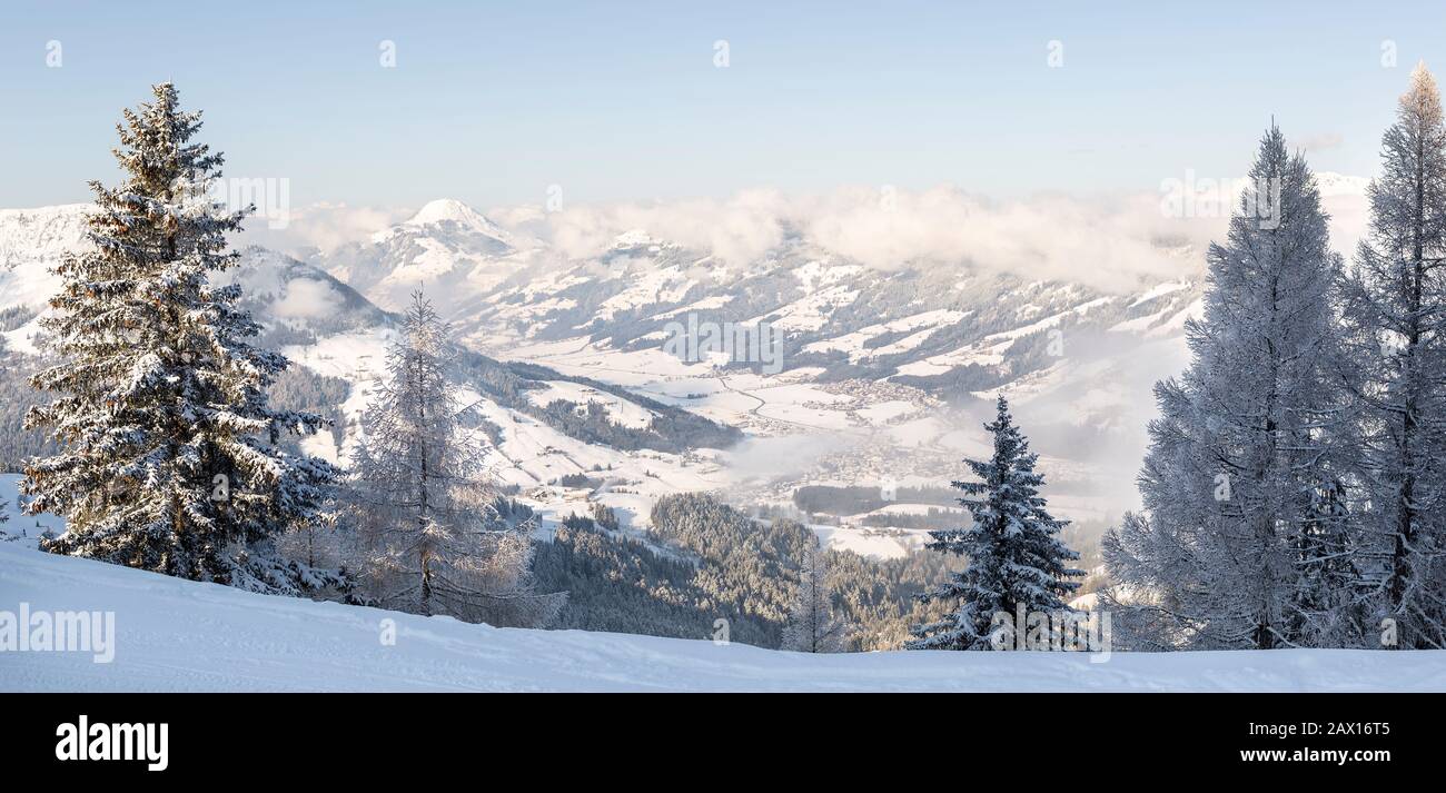 Panorama-Winterblick auf Kirchberg in Tyrol und das umliegende Tal im Skigebiet Kitzbühel, Österreich. Stockfoto