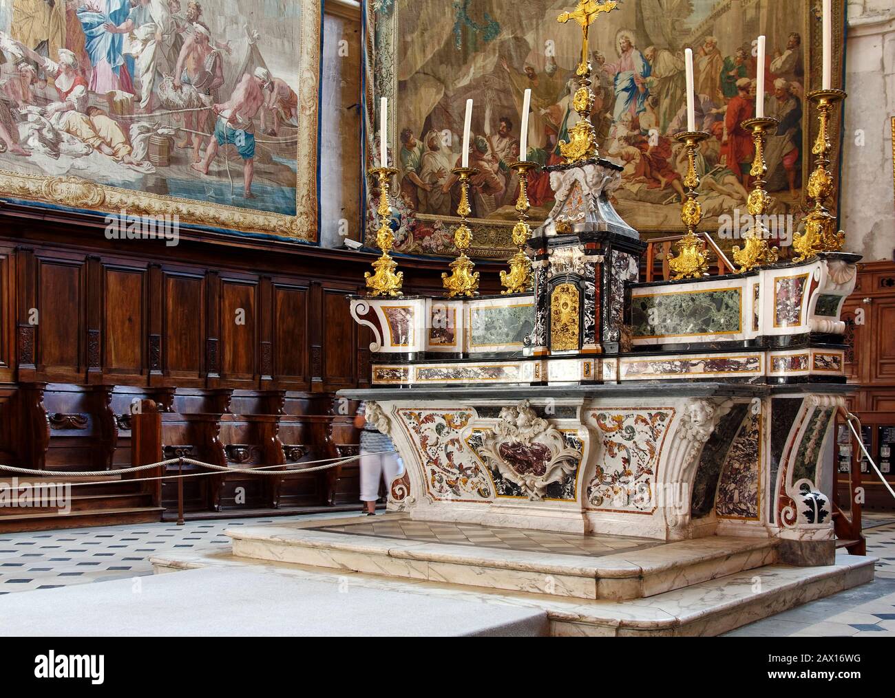 St.-Vincent-Kathedrale, kleinste in Frankreich noch in Gebrauch, verzierter Altar, Wandteppiche, Marmor, bunte, große Goldleuchter, Holzchorsitze, Religio Stockfoto