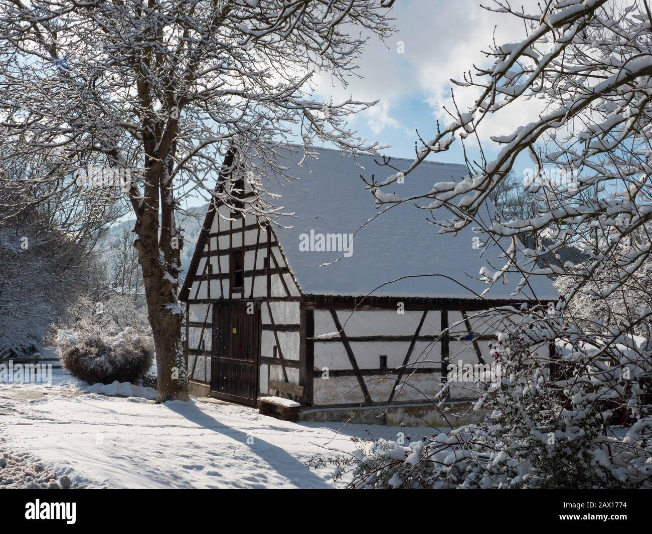 Fachwerkscheune in Kinding, Winter, Schnee, Altmühltal, Bayern, Deutschland Fachwerkscheune in Kinding, Winter, Schnee, Altmühltal, Altmühltal Stockfoto