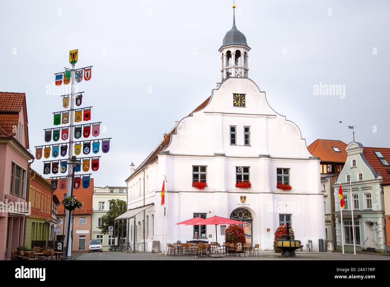 Der Marktplatz von Wolgast mit dem schönen Rathaus an einem sonnigen Tag Stockfoto