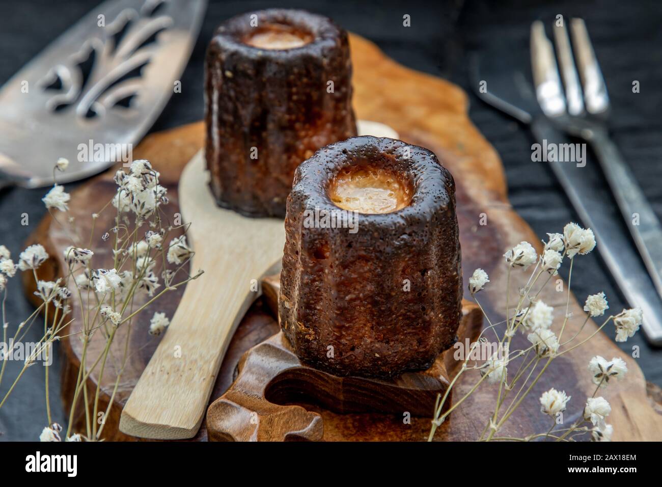 Canneles Caneles De Bordeaux Rezept Ist Ein Kleines Geback Mit Rum Und Vanille Auf Einer Holzplatte Traditionelles Franzosisches Sussspeisen Leckere Snacks Obristin Stockfotografie Alamy