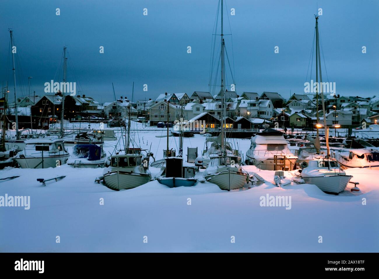 Bootshafen unter Schnee in Twilight Winter Skandinavien Schweden Hönö Insel. Stockfoto