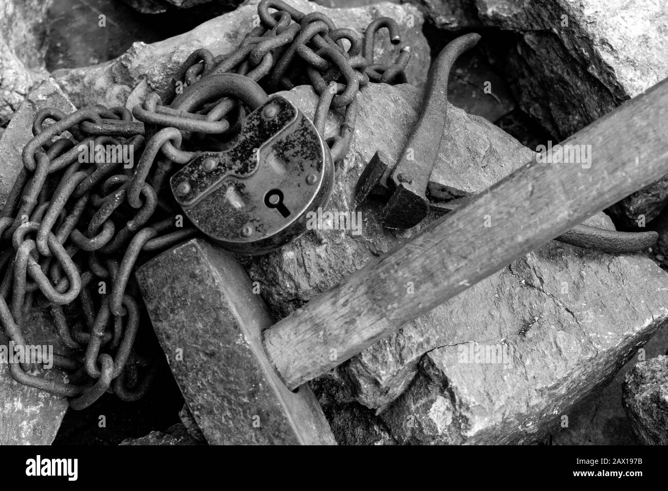 Rostige Kette auf das Mauerwerk. Das Symbol der Sklavenarbeit. Stockfoto