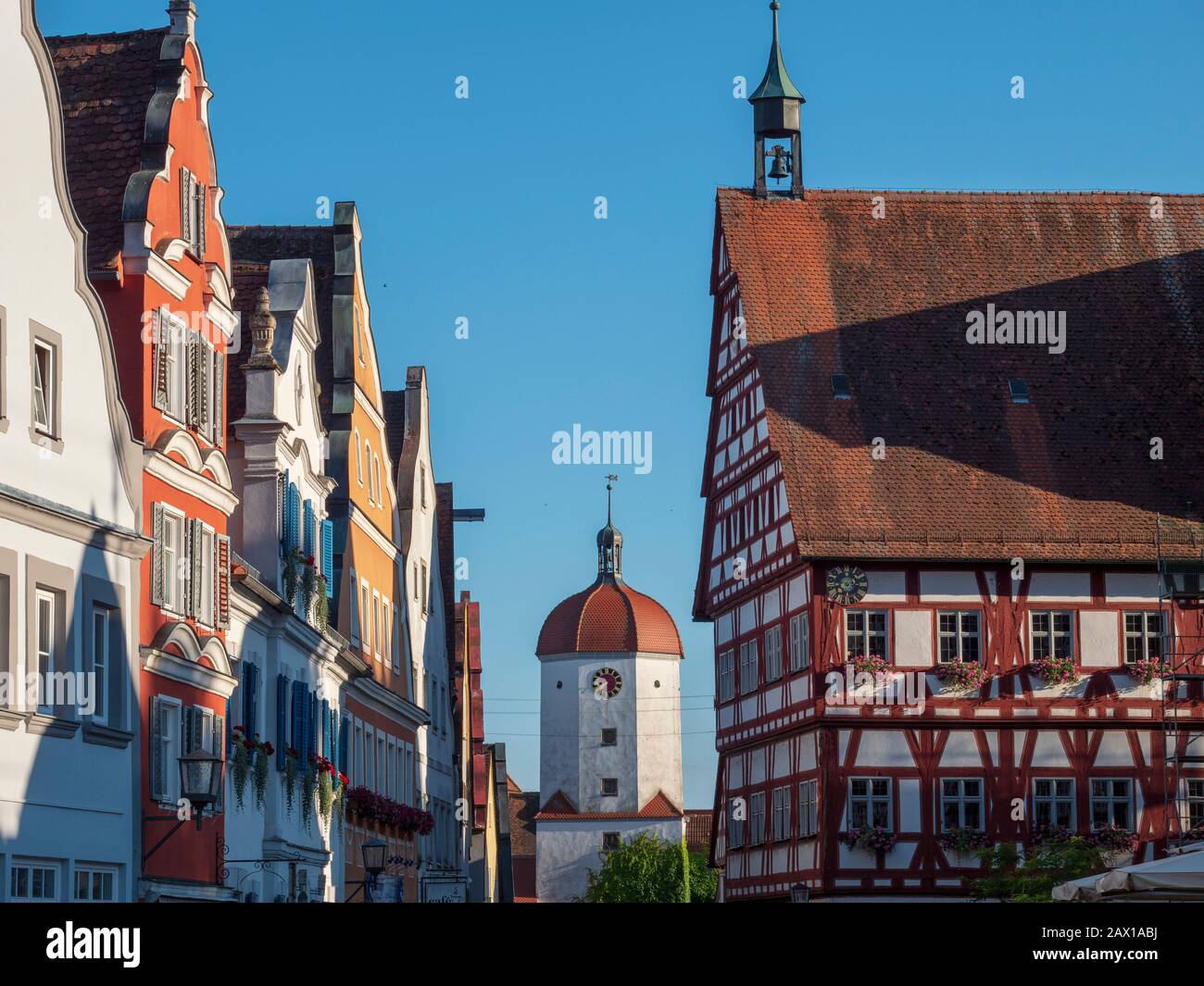 Oettingen, Altstadt mit Rathaus und Königstor, Nördlinger Ries, Franken, Bayern, Deutschland, Oettingen, Altstadt mit Zunfthalle und Königstor, Noer Stockfoto