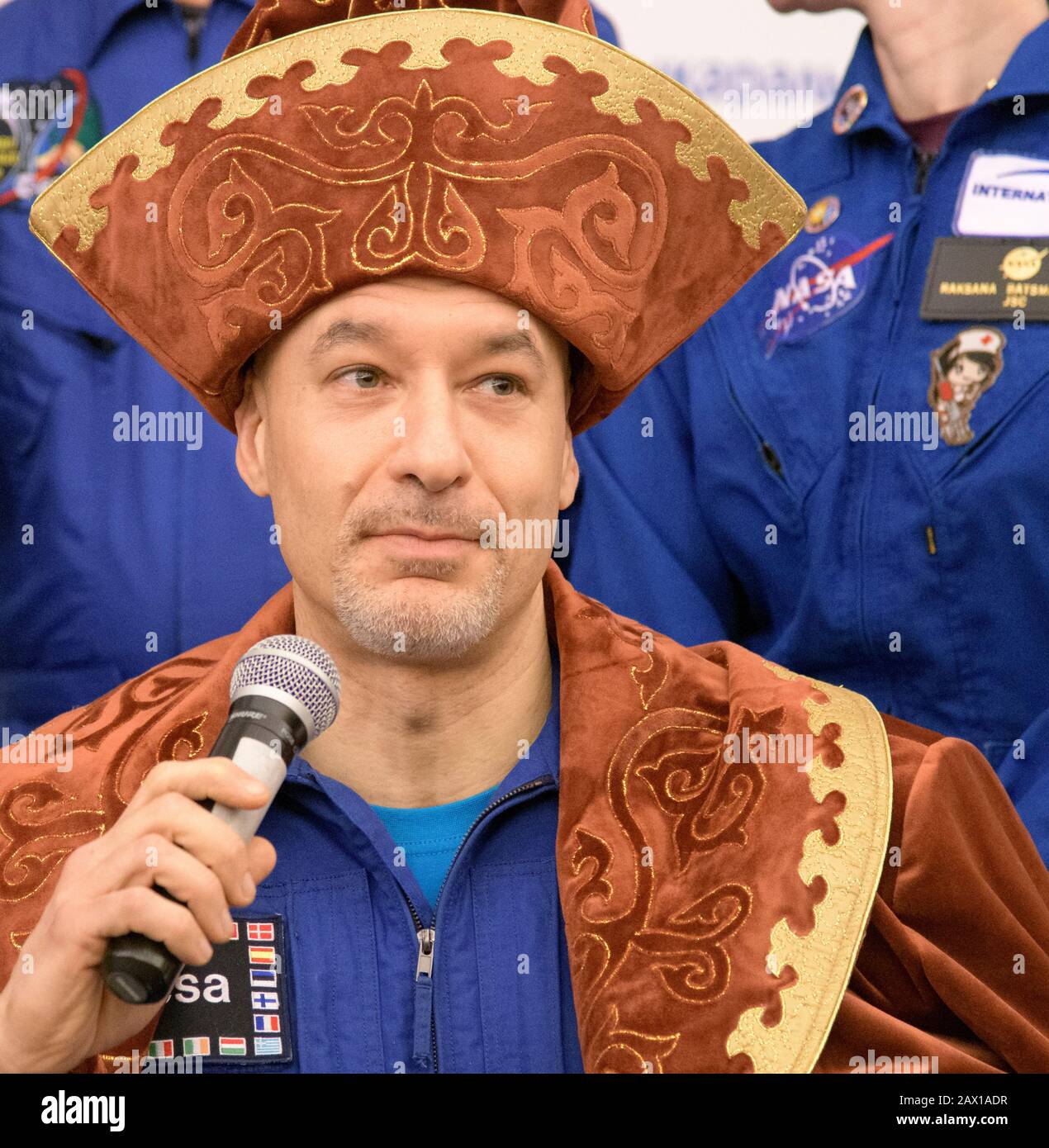 ESA-Astronaut Luca Parmitano trägt einen traditionellen kasachischen Hut während einer Pressekonferenz nach einer erfolgreichen Landung an Bord des Raumschiffs Sojus MS-13, das mit anderen Besatzungsmitgliedern, dem Kosmonauten Roskosmos Alexander Skvortsov, und der NASA-Astronautin Christina Koch auf dem Flughafen Karaganda am 6. Februar 2020 in Zhezkazgan, Kasachstan, angefasst wurde. Koch kehrte zur Erde zurück, nachdem er 328 Tage im All, dem längsten Raumflug einer Frau in der Geschichte, als Mitglied der Expeditions 59-60-61 auf der Internationalen Raumstation einloggt hatte. Stockfoto