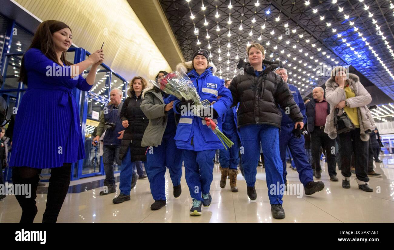 Die NASA-Astronautin Christina Koch, Zentrum, wird vom NASA-Flugchirurgen Sharmila Watkins, links, und der NASA-Astronautin Anne McClain, rechts, unterstützt, nachdem sie nach einer erfolgreichen Landung an Bord des Sojus MS-13-Raumschiffs, das mit anderen Besatzungsmitgliedern, Roskosmos Kosmonaut Alexander Skvortsov, angerührt wurde, zur Begrüßung auf dem Karaganda-Flughafen angekommen ist. Und ESA-Astronaut Luca Parmitano 6. Februar 2020 in Zhezkazgan, Kasachstan. Koch kehrte zur Erde zurück, nachdem er 328 Tage im All, dem längsten Raumflug einer Frau in der Geschichte, als Mitglied der Expeditions 59-60-61 auf der Internationalen Raumstation einloggt hatte. Stockfoto