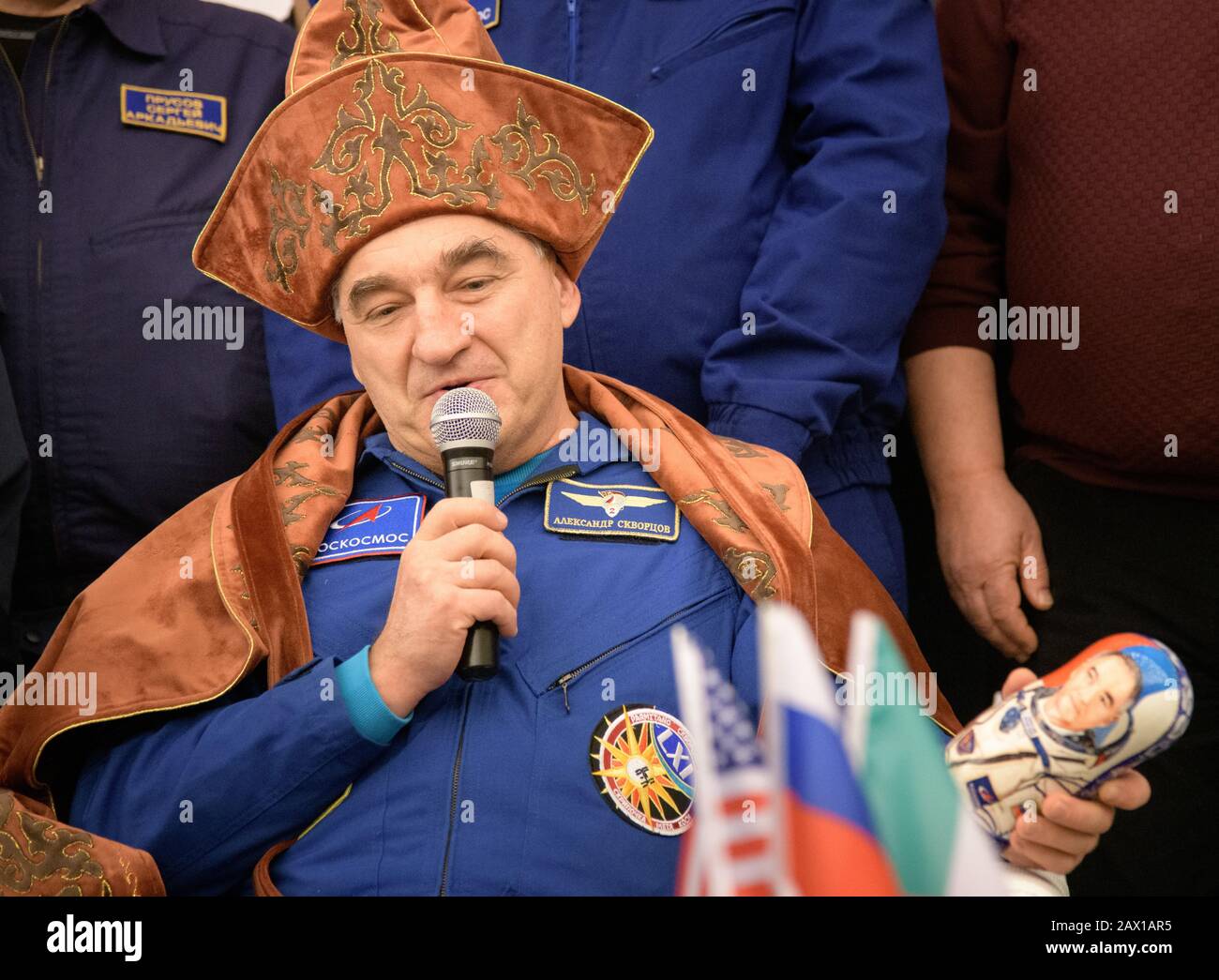 Roskosmos Kosmonaut Alexander Skvortsov, der während einer Pressekonferenz nach einer erfolgreichen Landung an Bord des Raumschiffs Sojus MS-13 einen traditionellen kasachischen Hut trägt, der mit anderen Besatzungsmitgliedern, dem ESA-Astronauten Luca Parmitano und der NASA-Astronautin Christina Koch auf dem Karaganda-Flughafen vom 6. Februar 2020 in Zhezkazgan, Kasachstan, angefasst wurde. Koch kehrte zur Erde zurück, nachdem er 328 Tage im All, dem längsten Raumflug einer Frau in der Geschichte, als Mitglied der Expeditions 59-60-61 auf der Internationalen Raumstation einloggt hatte. Stockfoto