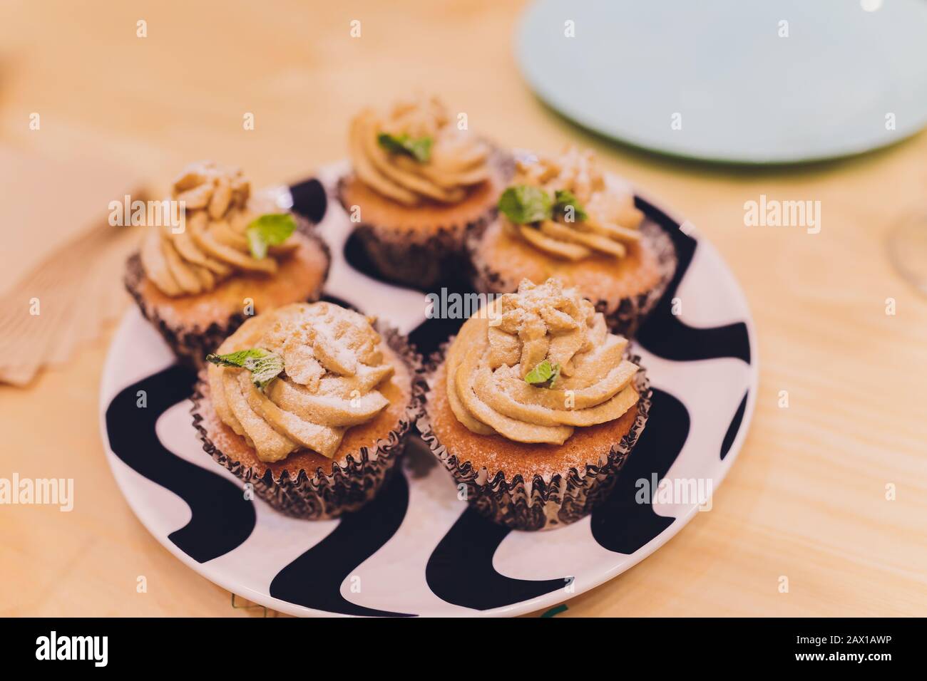 Hausgemachte Carrot Cupcakes mit Cream Cheese Frosting für Ostern Stockfoto