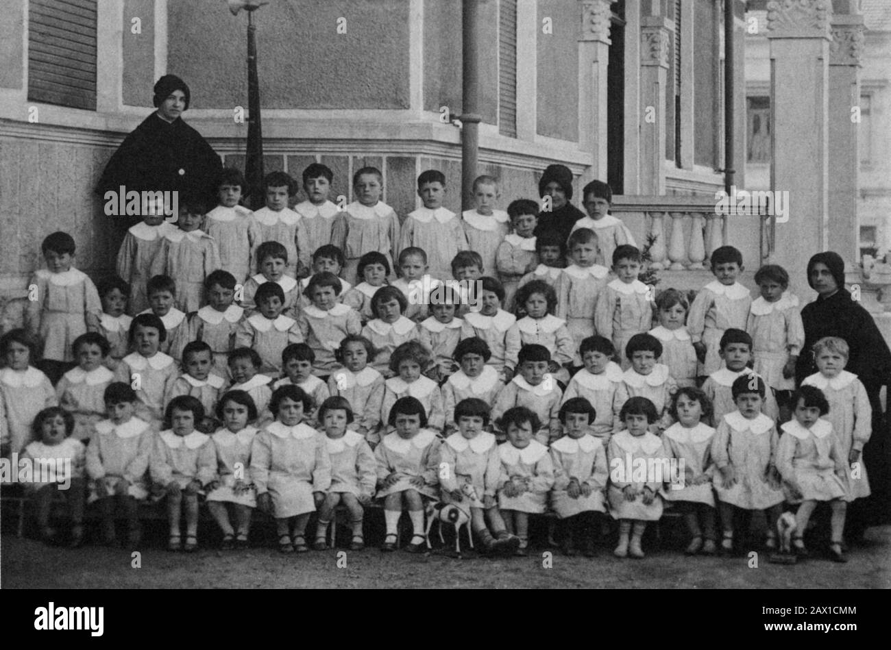 1930, ITALIEN: Der italienische Theaterautor, Schauspieler, Maler und Nobelpreisträger DARIO Fo ( geboren in Sangiano, 24. märz 1926 ), auf diesem Foto, als er ein 4-jähriges Kind war ( 3. Von links in der rechten Reihe ) - LETTERATO - SCRITTORE - LETTERATURA - Literatur - Drammaturgo - THEATER - Commediografo - PREMIO NOBEL - personalità da bambini piccolo bambino da giovani giovane - Persönlichkeit Persönlichkeiten Berühmtheiten Berühmtheiten als kleine Kinder - asilo - Scuola materna - scolaresca - Schule - suora - suore - Nonnen --- Archivio GBB Stockfoto