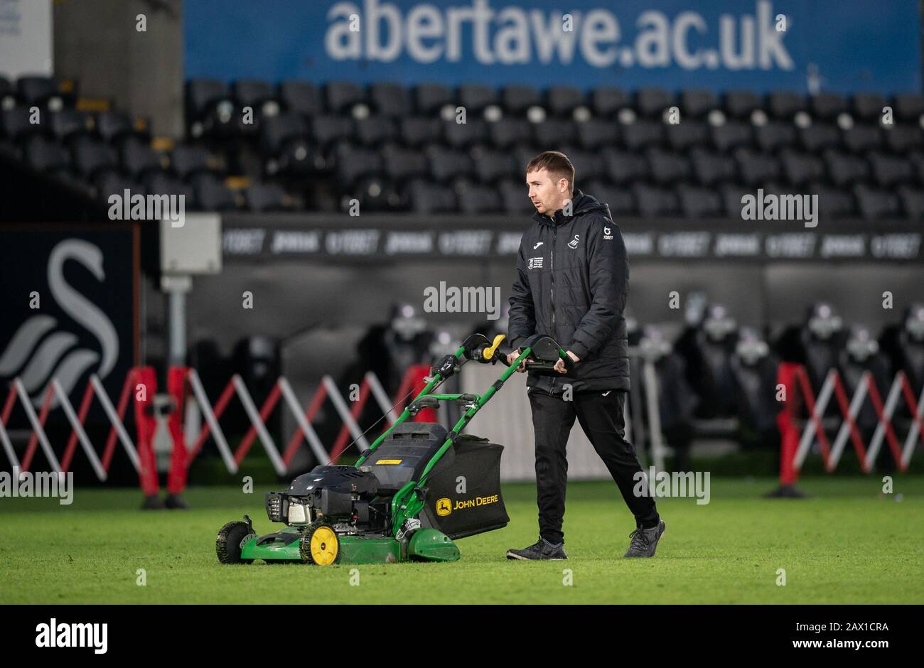 Swansea, Großbritannien. Februar 2020. Groundsman mit Rasenmäher schneidet das Gras direkt nach dem Spiel während des Sky Bet Championship Matches zwischen Swansea City und Derby County im Liberty Stadium, Swansea, Wales am 8. Februar 2020. Foto von Andy Rowland. Kredit: Prime Media Images/Alamy Live News Stockfoto