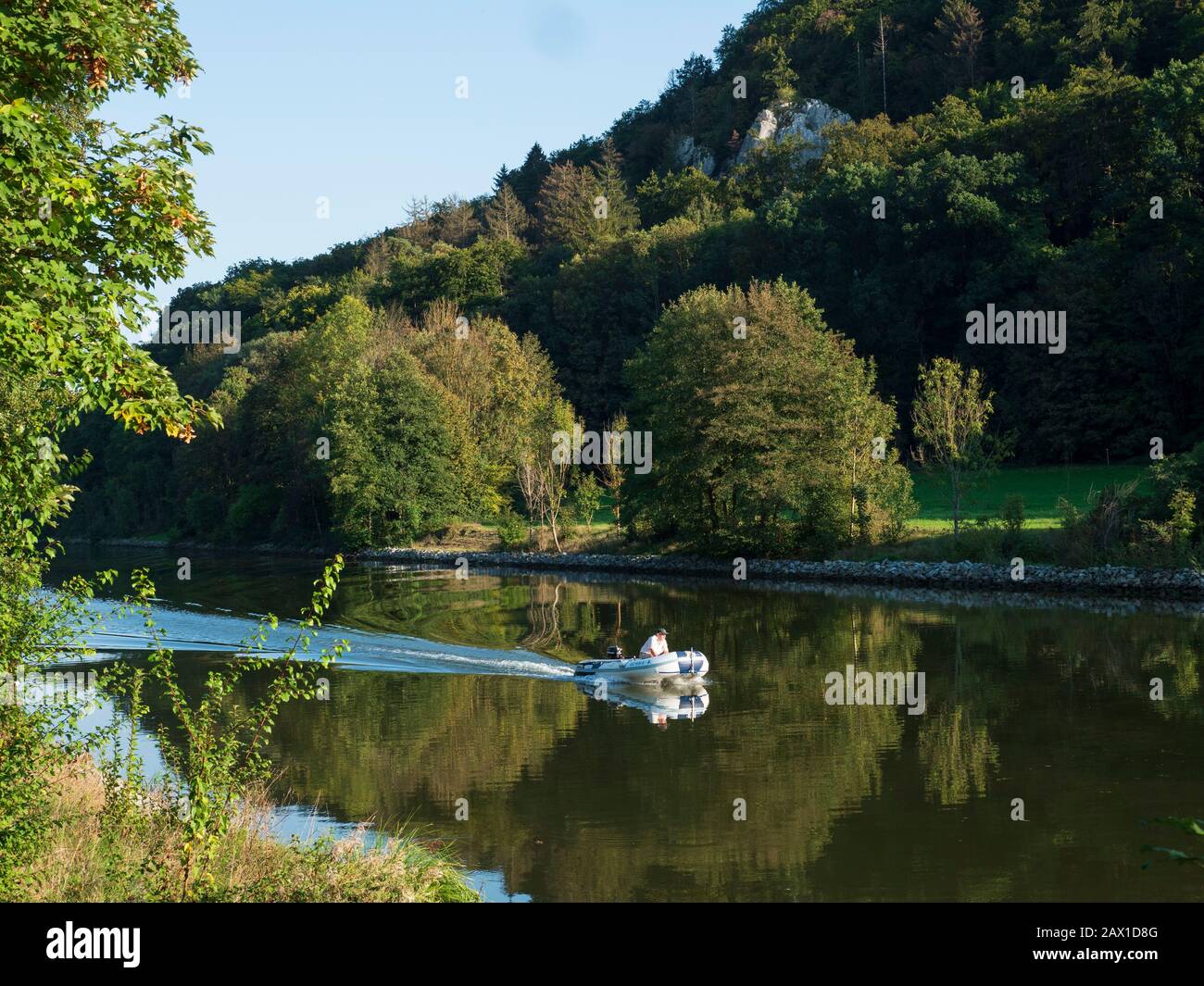 Motorboot auf dem Main-Donau-Kanal, Altmühltal, Bayern, Deutschland Motorboot auf dem Main-Donau-Kanal, Altmühltal, Bayern, Deutschland Stockfoto